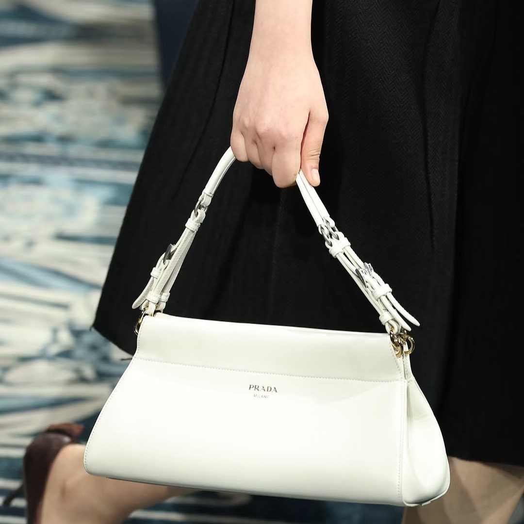 프라다 앙쉐인 가죽 1Bc262  16x11x32cm