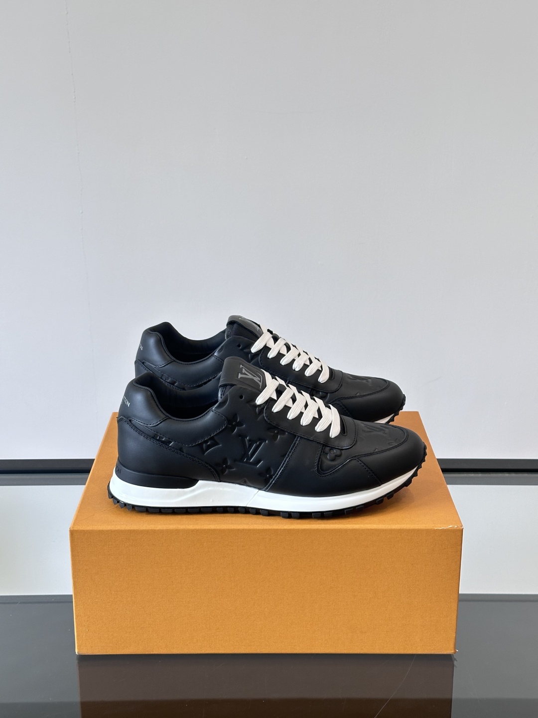 루이비통 Run Away 스니커즈