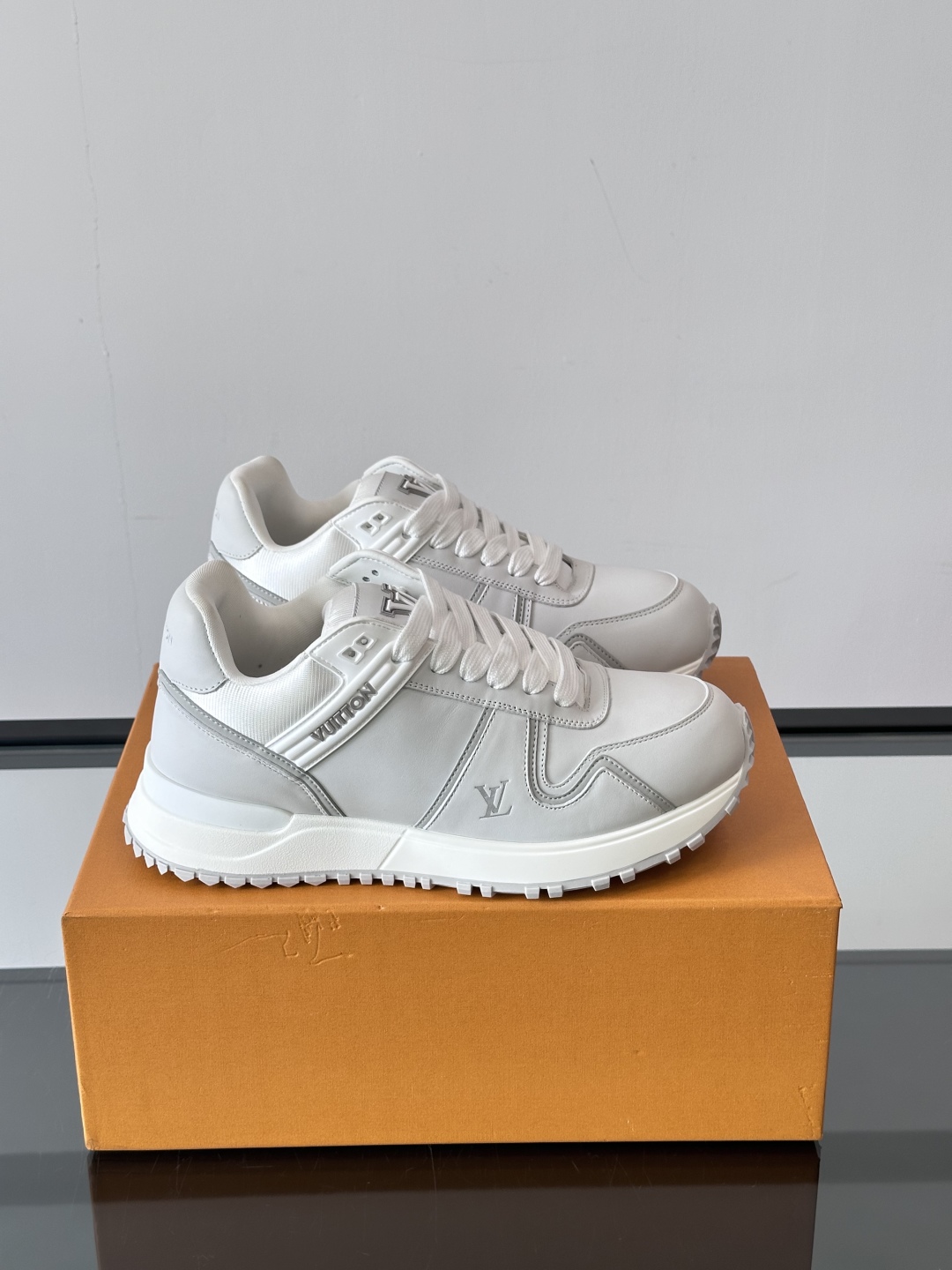 루이비통 Run Away 스니커즈