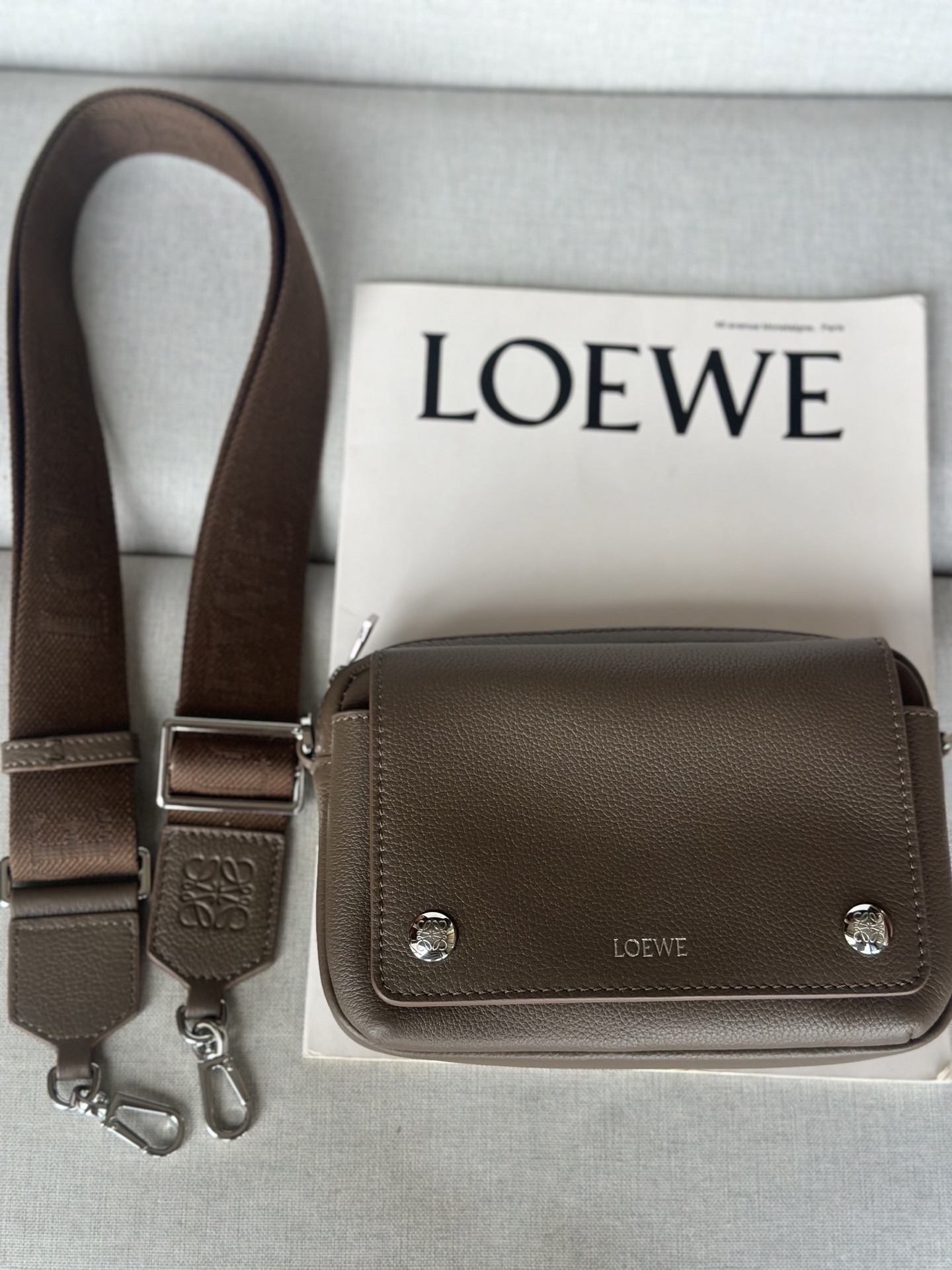 로에베 - Small Pebble  소가죽 메신저백 20*6*12.5cm