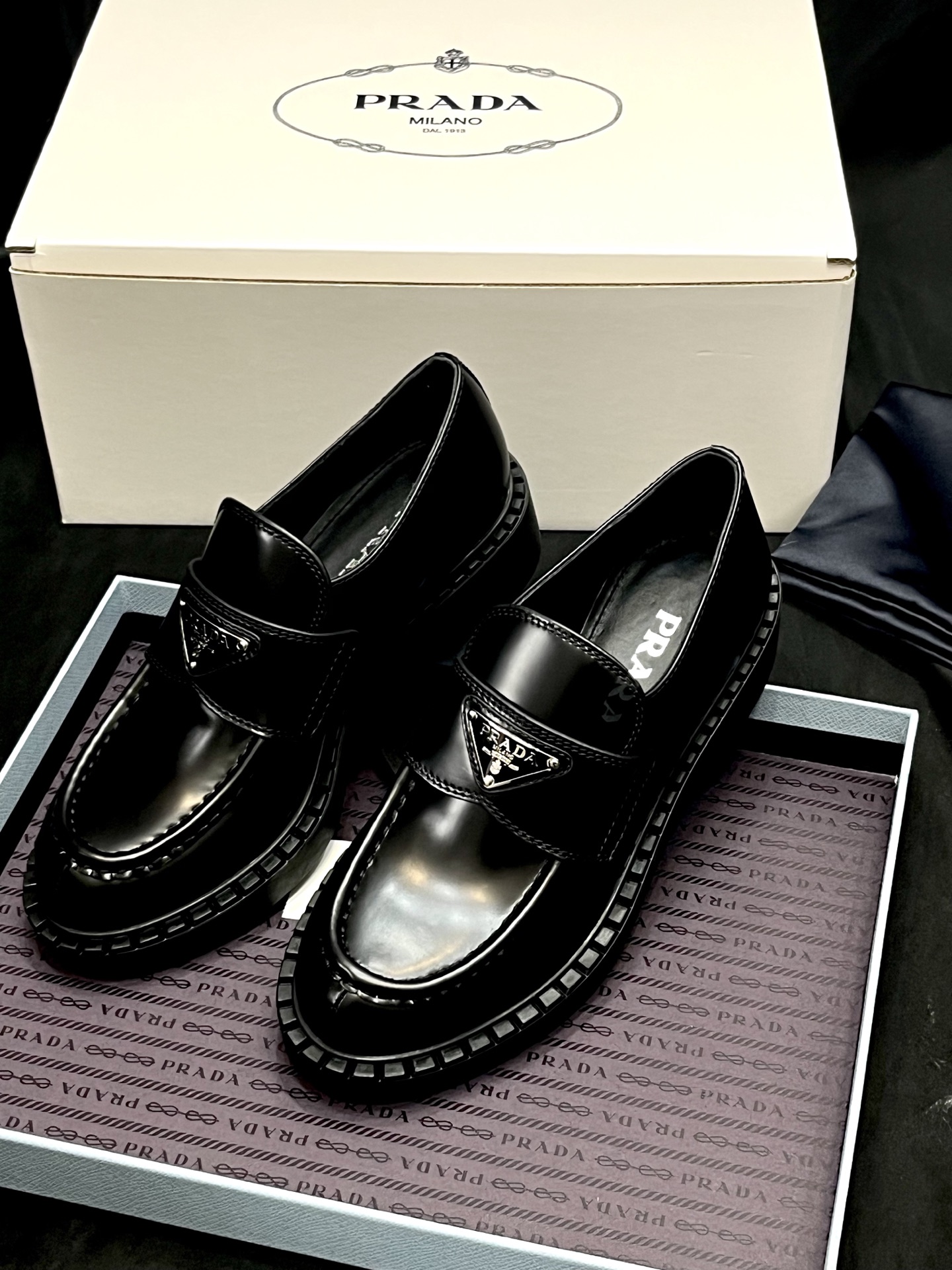 프라다  브러시드 가죽 로퍼