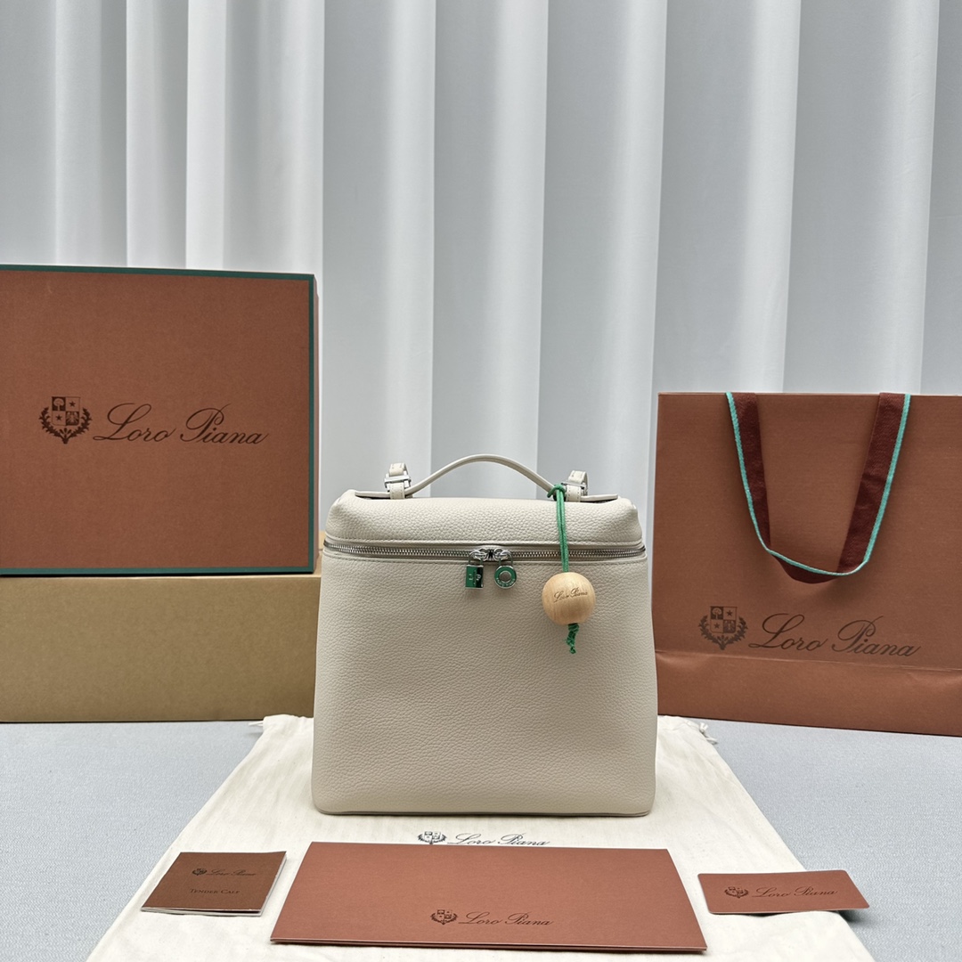 Loro Piana L23.5 백팩  23×8X 22cm