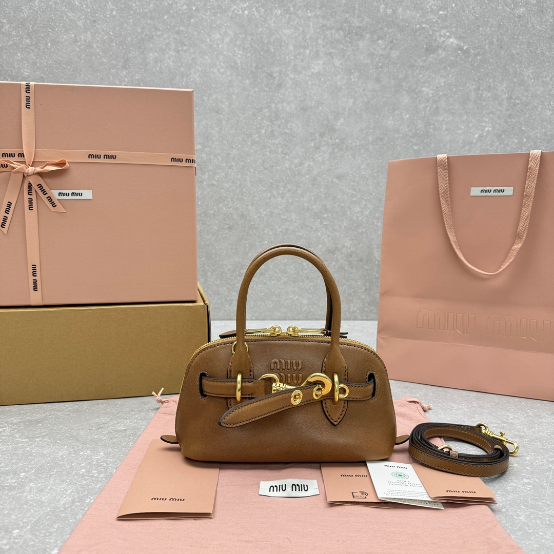 Miu Miu 미니 Aventure 핸드백  21×8×13cm