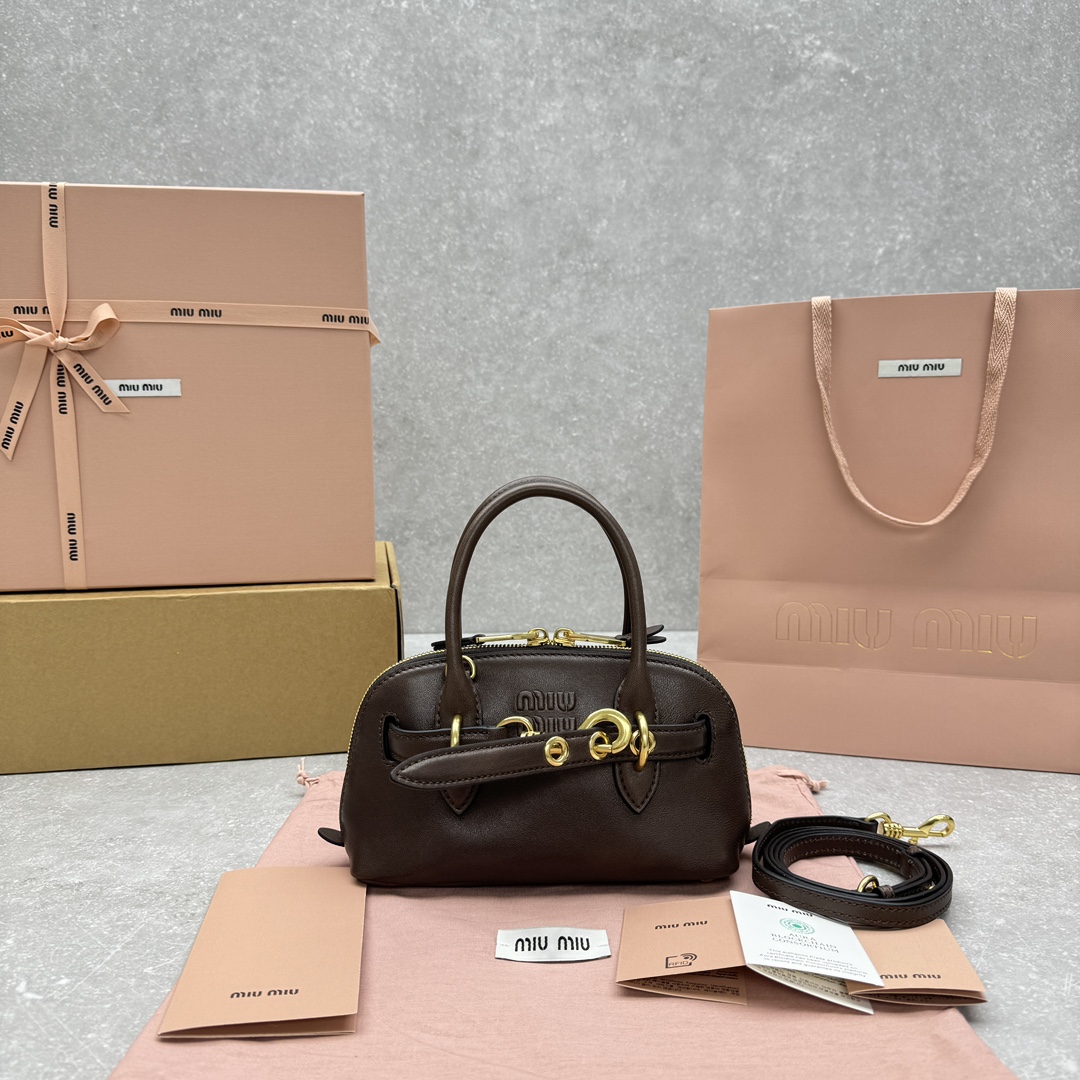 Miu Miu 미니 Aventure 핸드백  21×8×13cm