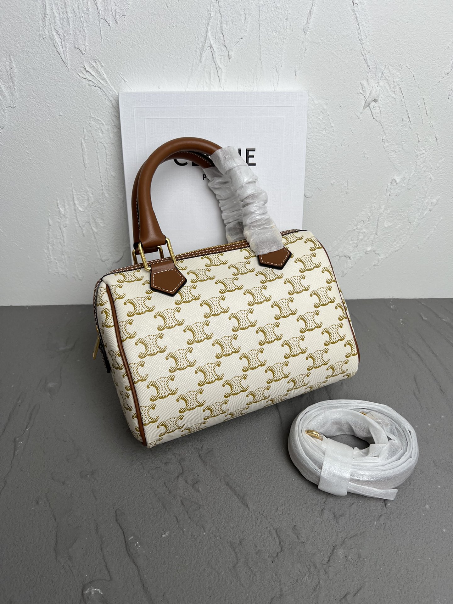 셀린느 스몰 로고 프린트 카프스킨 보스턴백 19.5 X 14 X 7