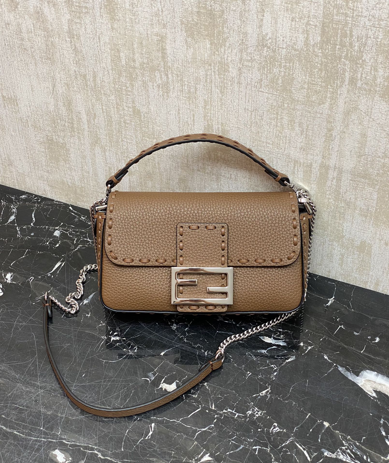 펜디 바게트 미니 백 8BS017 20X 11.5X 4 cm