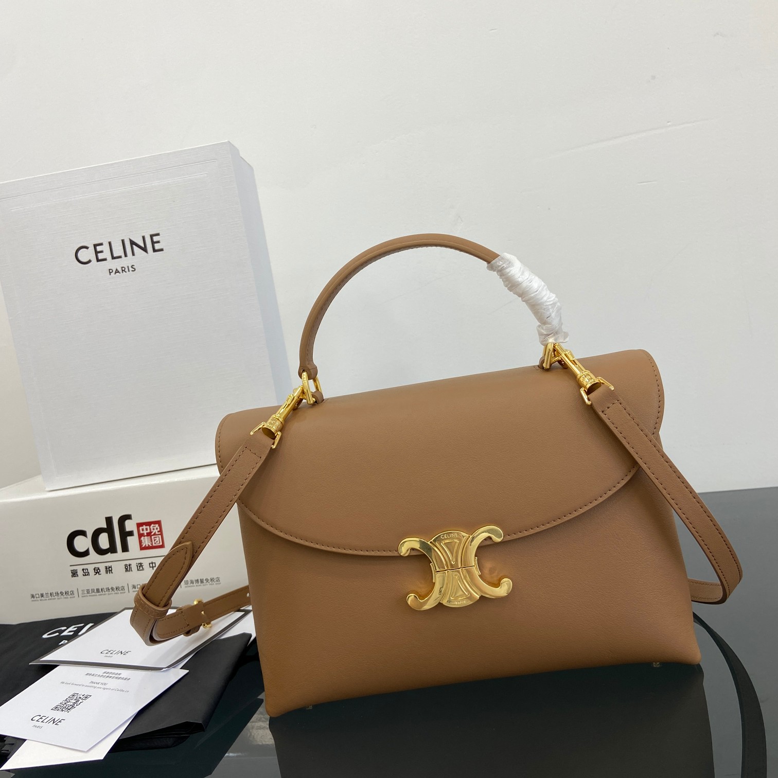 셀린느 미디움 니노 백 서플 카프스킨  117523  25.5x18.5x10cm