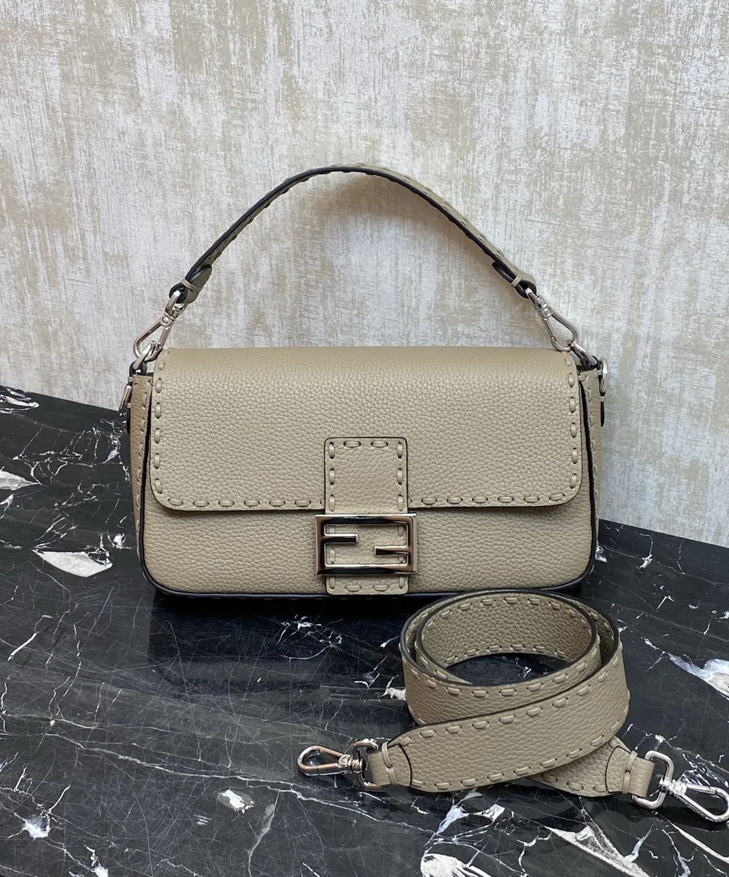 펜디 바게트 미디움 백 8BR600 27-6-15 cm