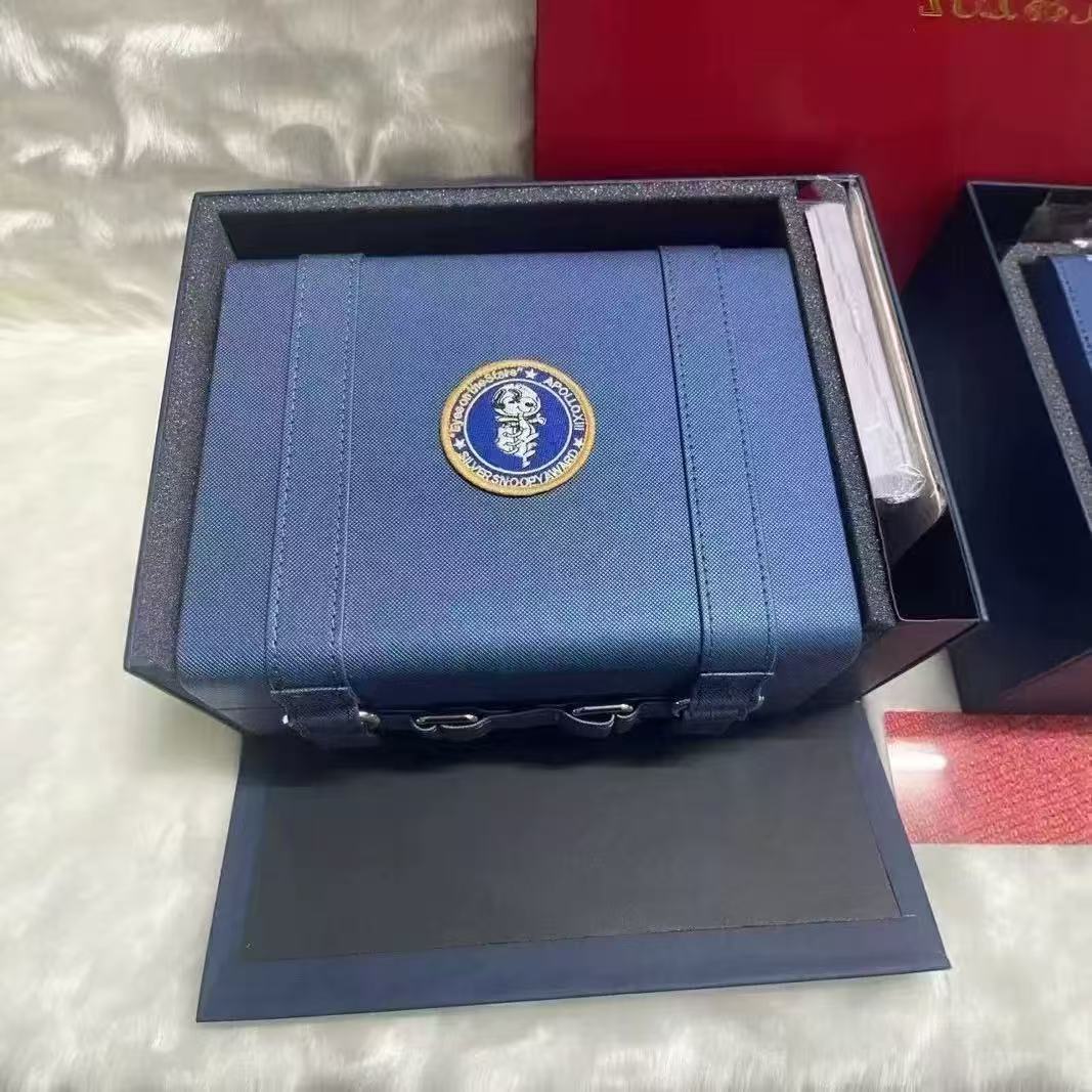 오메가  스누피 문워치 보관함