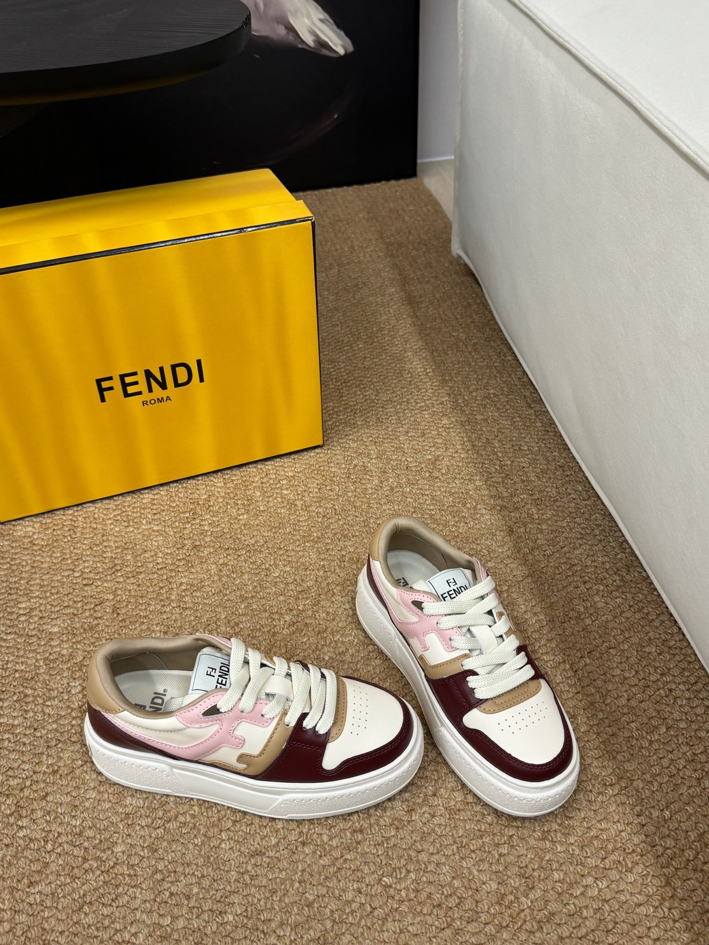 FENDI 25 FW 주카 모티프 패널 스니커즈