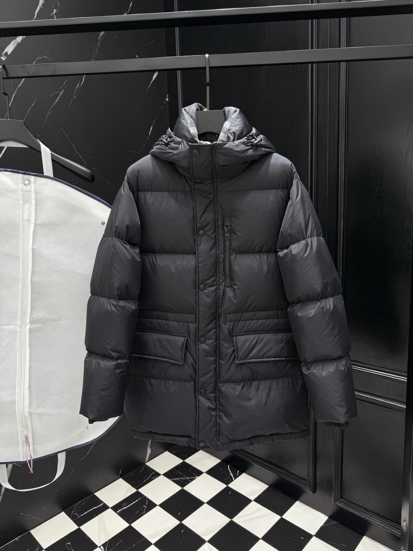 버버리 HOWRTH 블랙 남성 다운 패딩점퍼 81052221