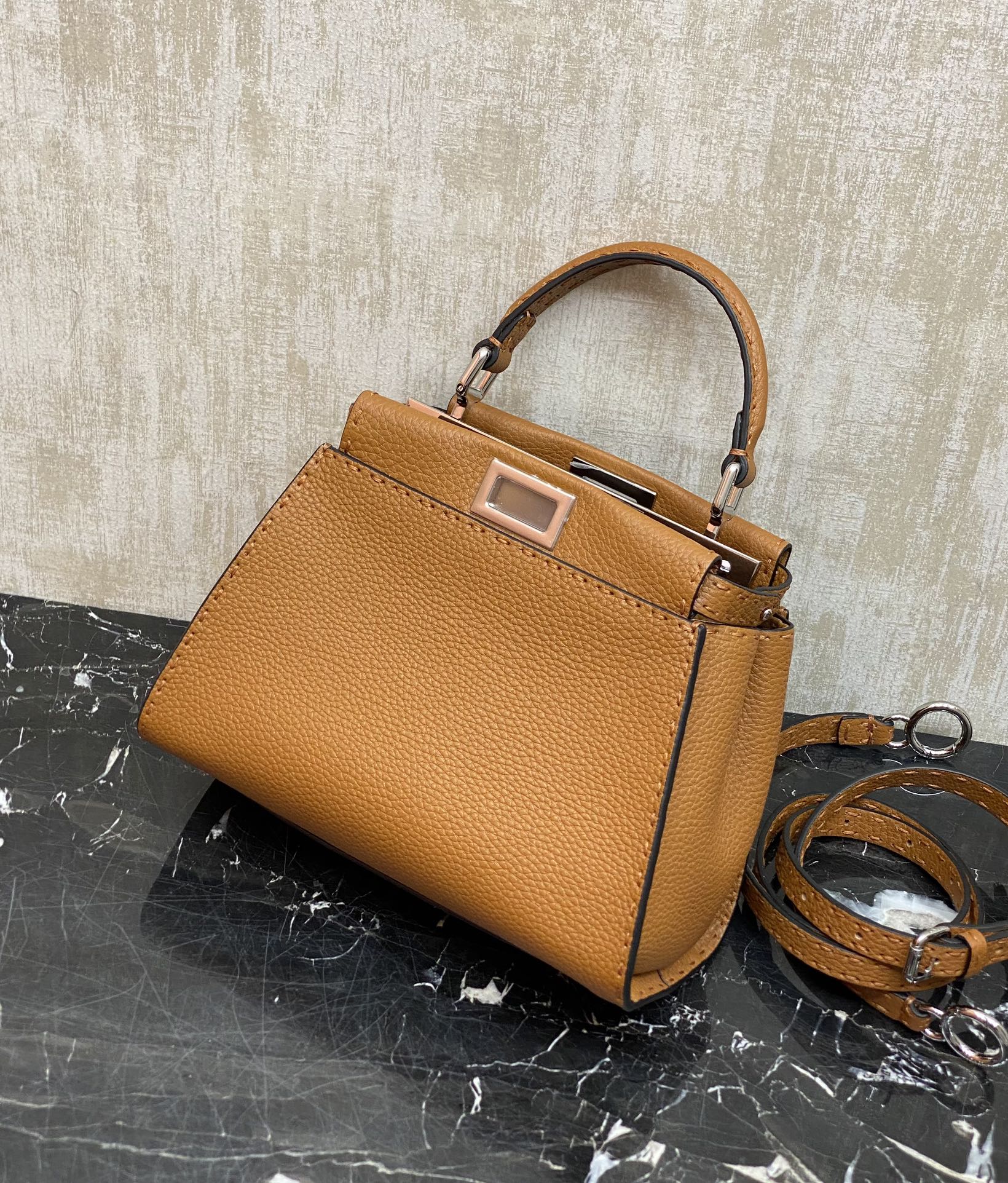 FENDI 미니 피카부  18 X11 X 23 cm