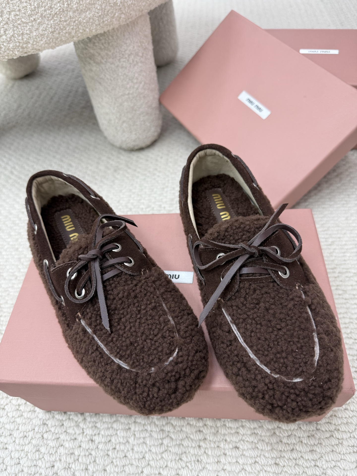 미우미우 화이트 시어링 라운드 토 로퍼 5D525