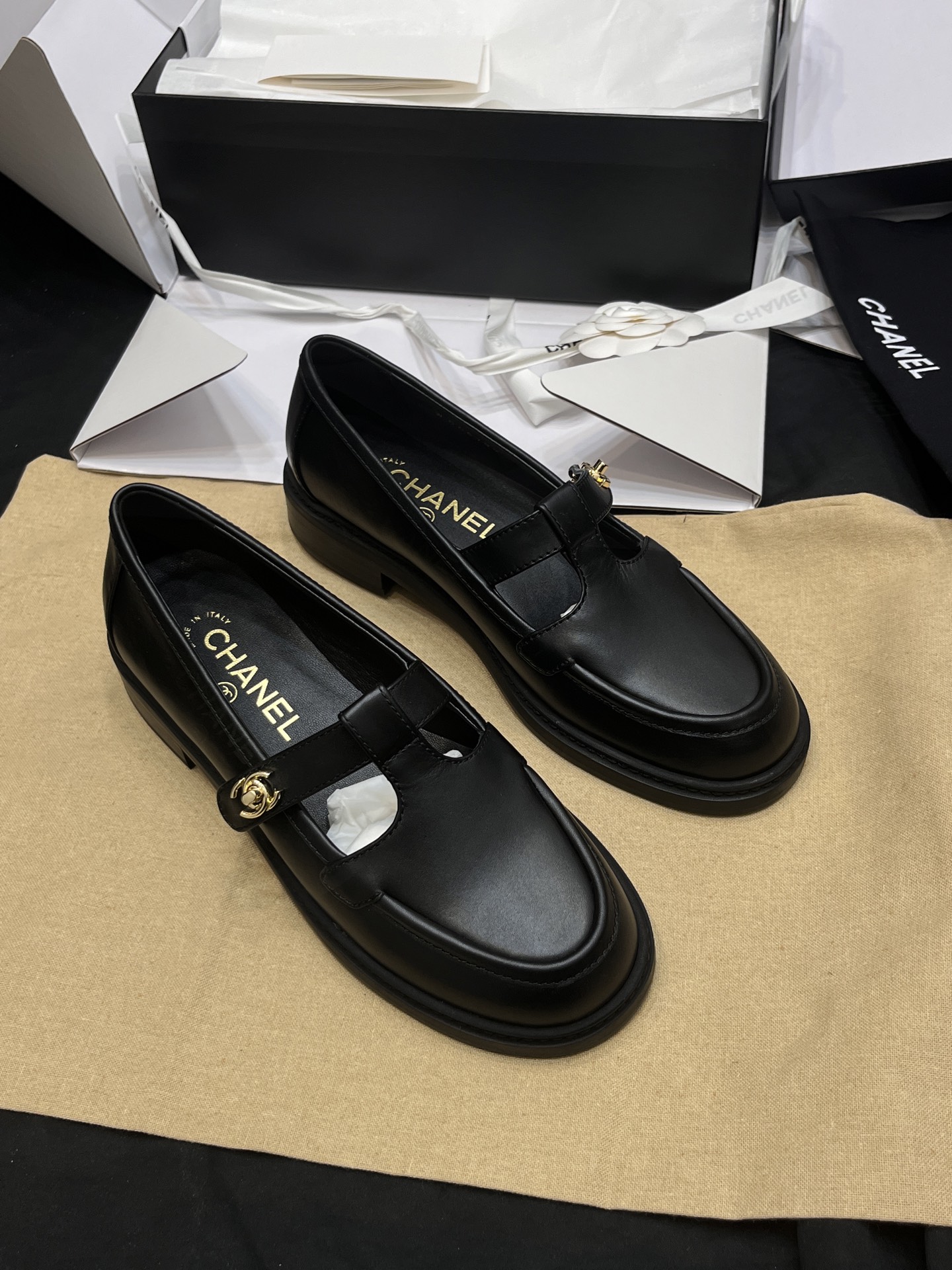 25/26 FW 샤* 카프스킨 T 스트랩 턴락 금장 로퍼