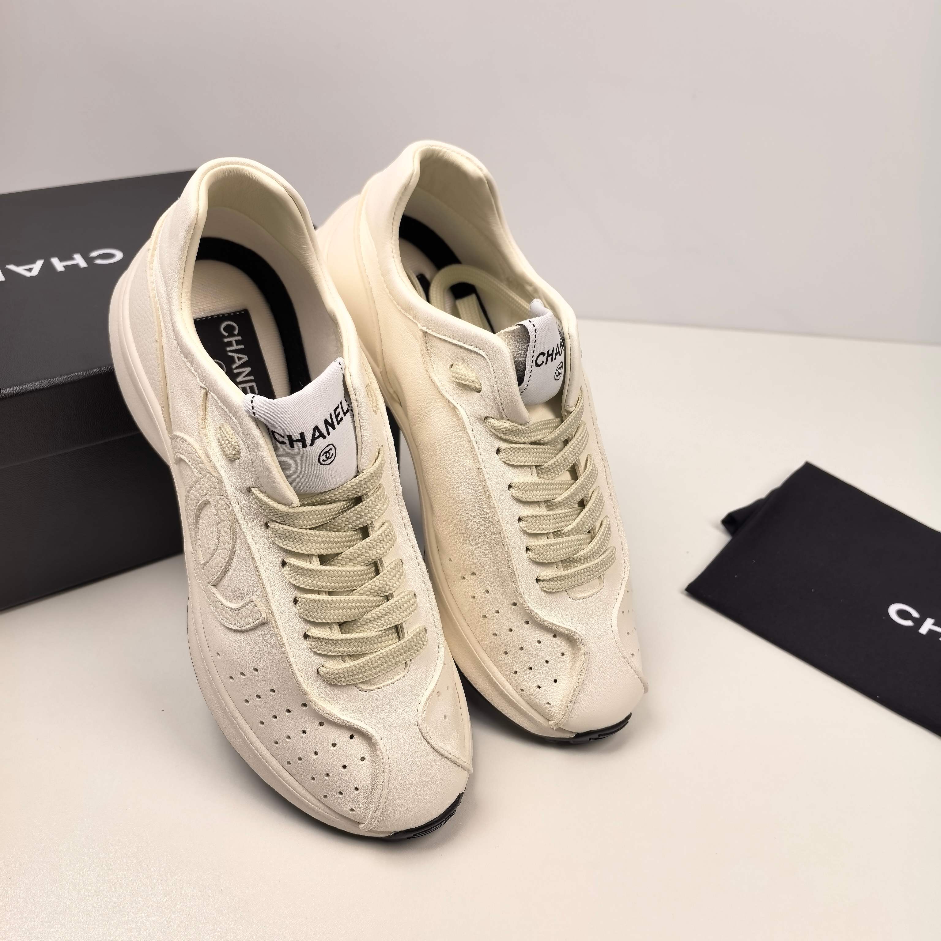 25 샤* 펀칭 빅 로고 레더 스니커