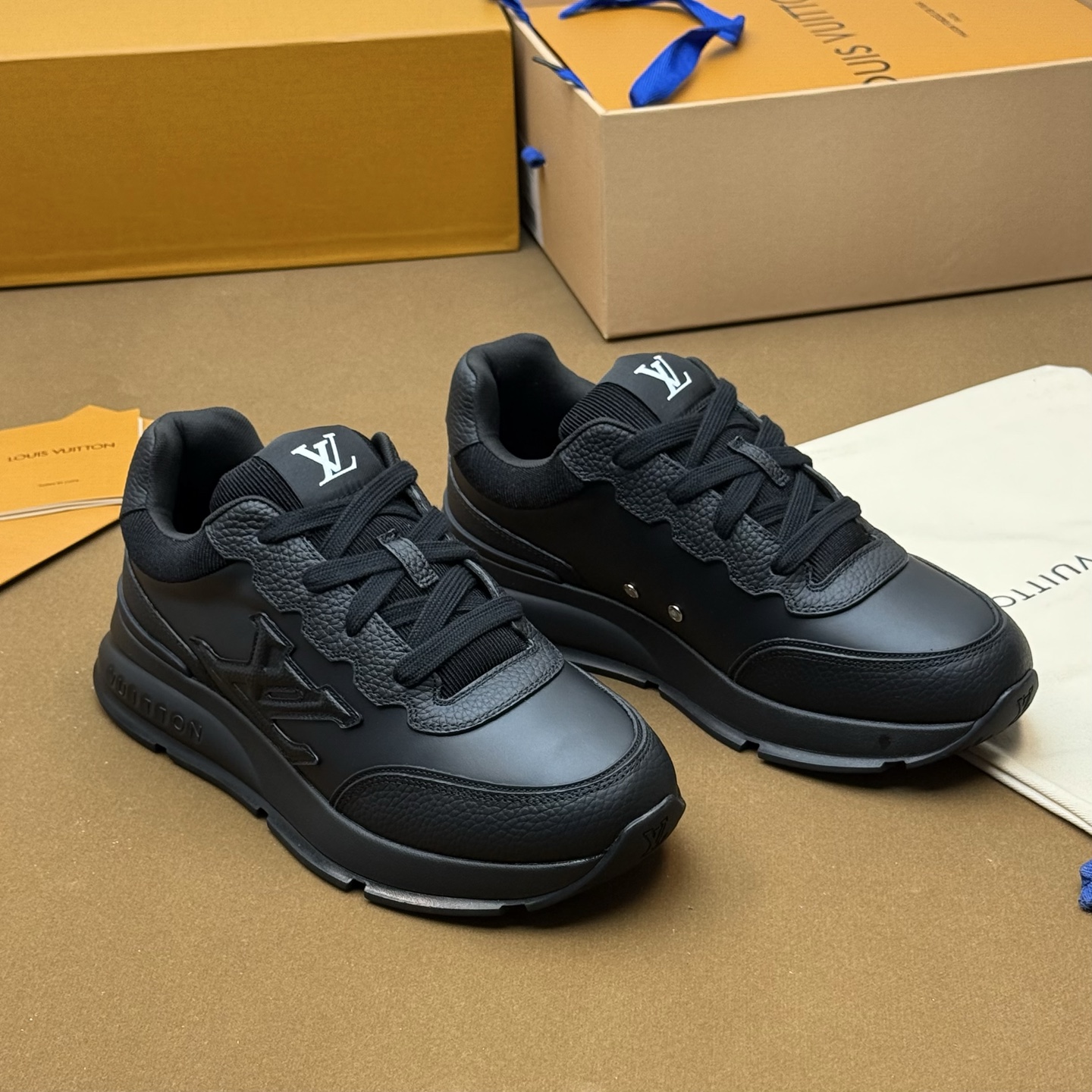 1AHSSV LV 클래식 스니커즈