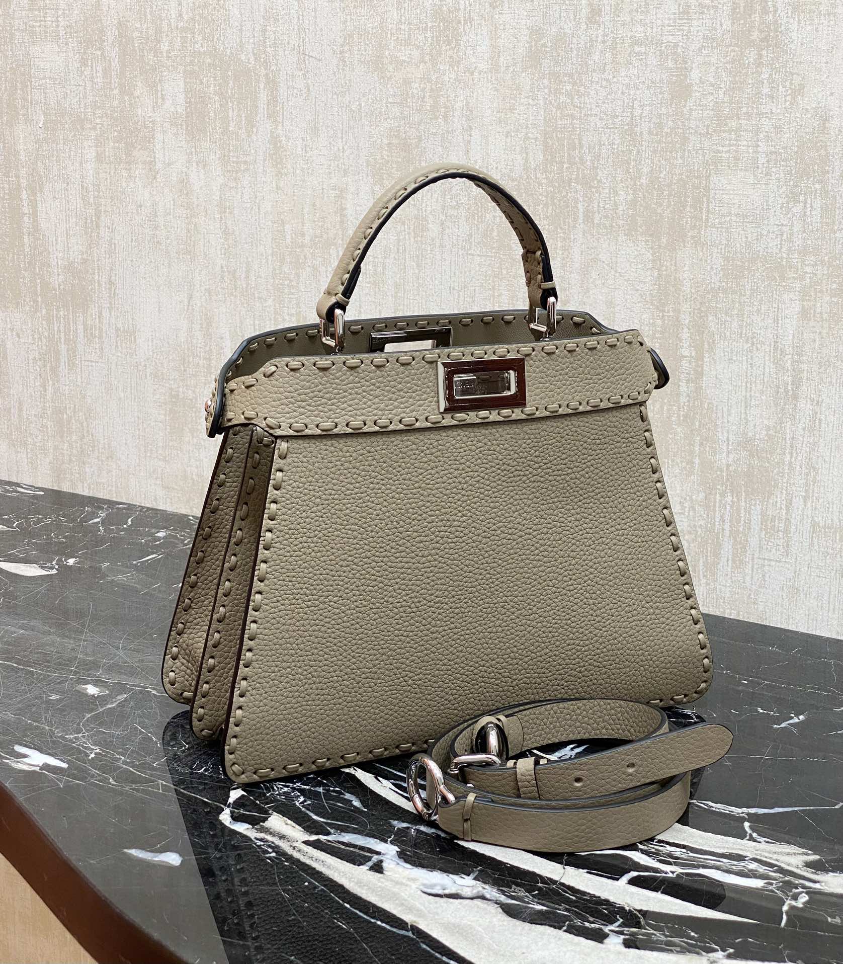 FENDI 스몰 피카부peekaboo  ISeeU  27 X 23 X 11 cm