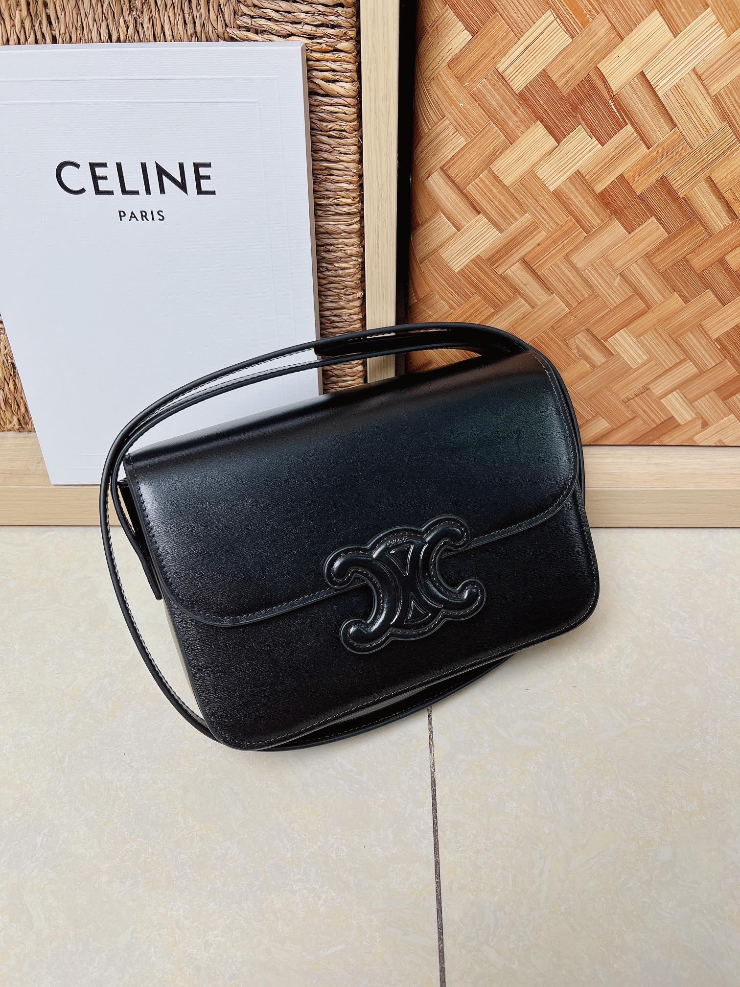 셀린느 퀴르 트리오페 숄더백 199223BFN  22-16.5−7