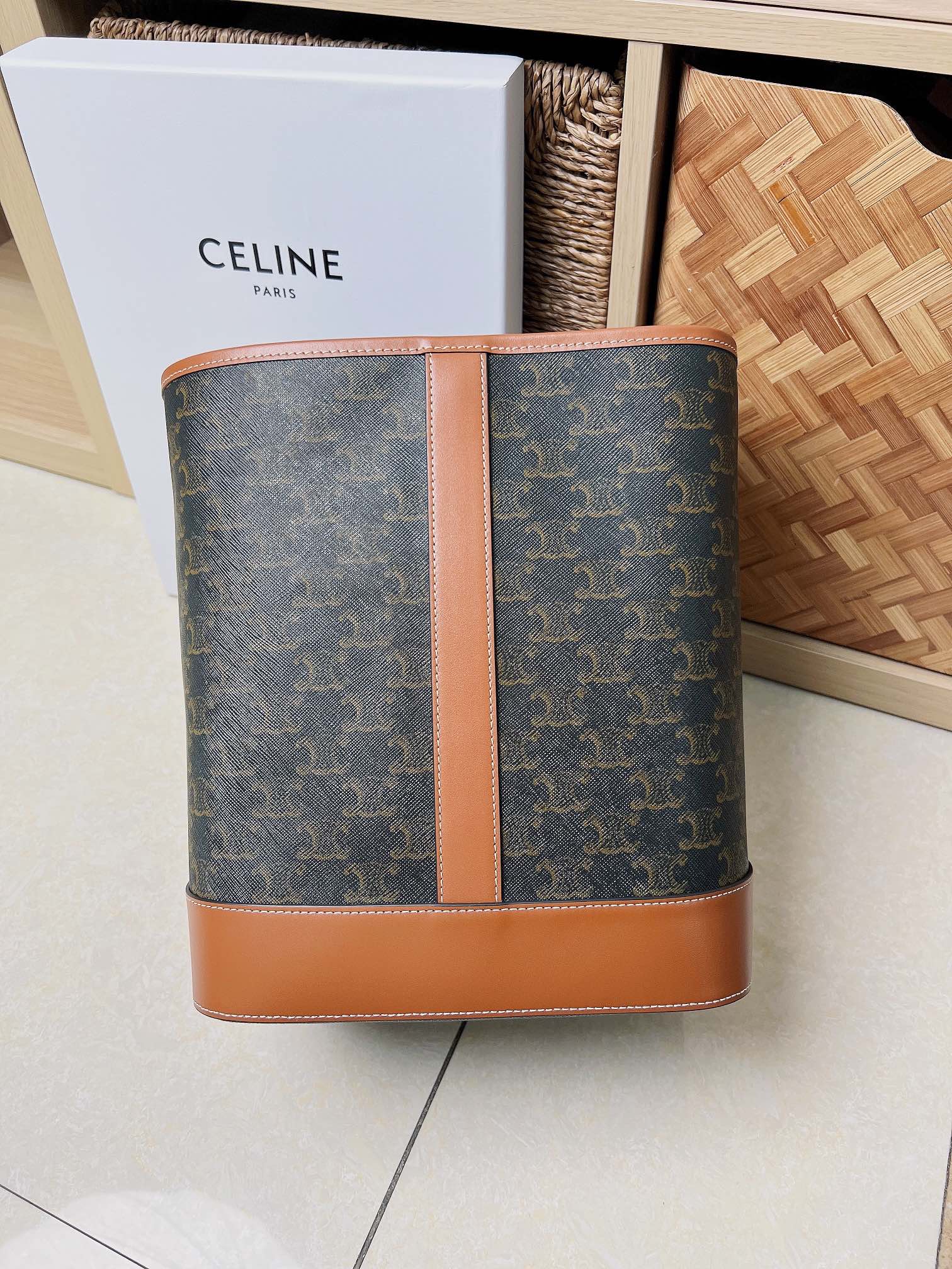 셀린느 미디엄 버킷 191132CAS 04LU 33×27×17