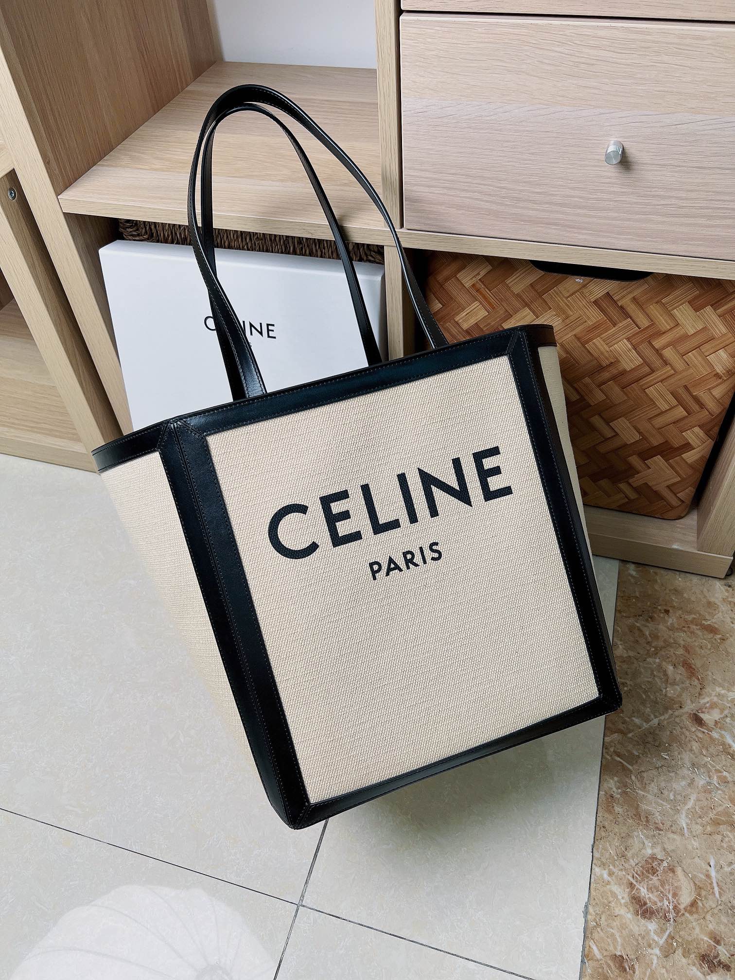 셀린느 라지 스퀘어 로고 패브릭 토트백 197532DPD 01VK 27×31×26