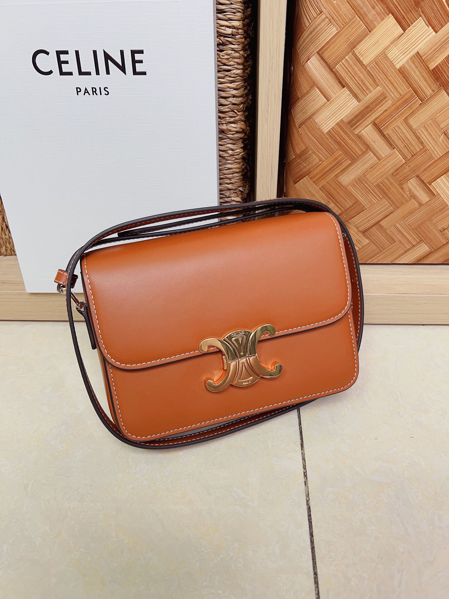 셀린느 틴 트리옹프 백 188423 18.5-14-6cm