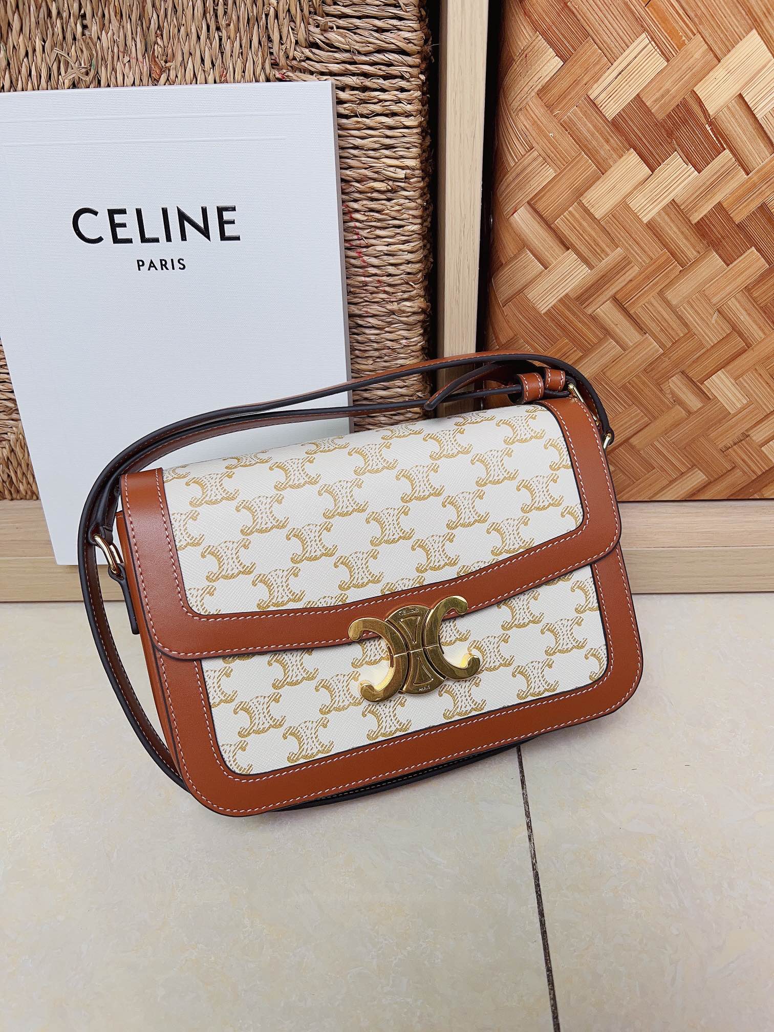 셀린느 클래식 트리오페 숄더백 191242BZ4  22-16-6cm