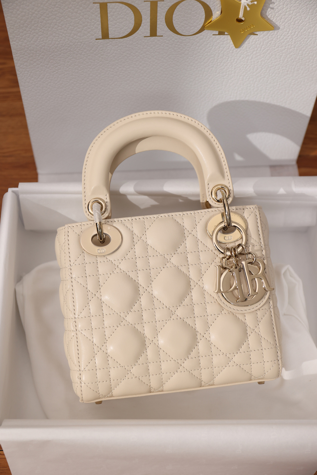 디올 레이디  미니 램스킨 M0505ONGE  17 x 15 x 7 cm