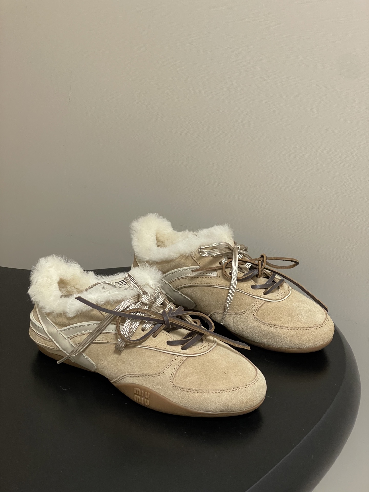 Miu Miu Gymnasium 스웨이드 및 시어링 스니커즈