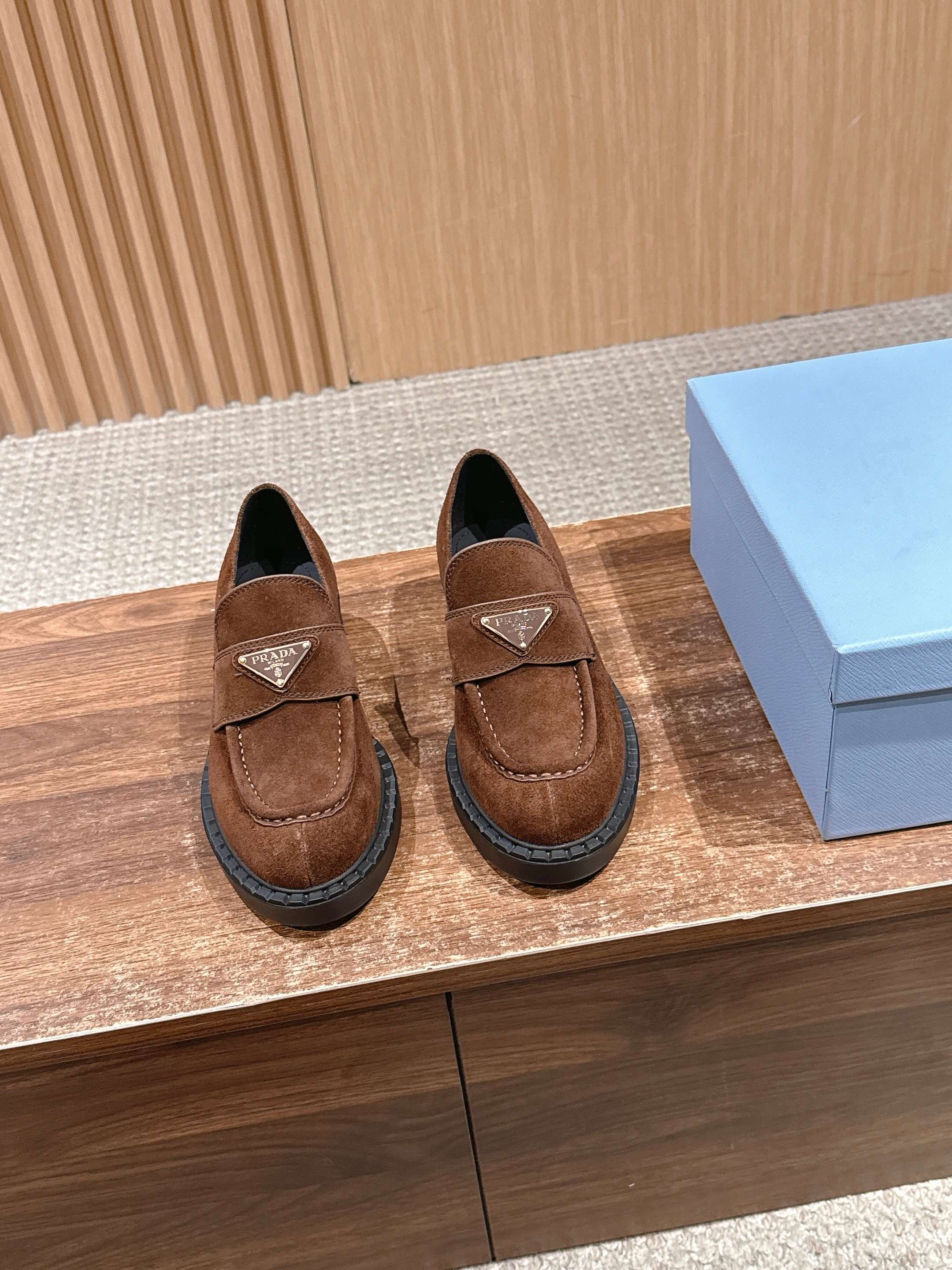 프라다 초콜릿 스웨이드 로퍼 1D246M