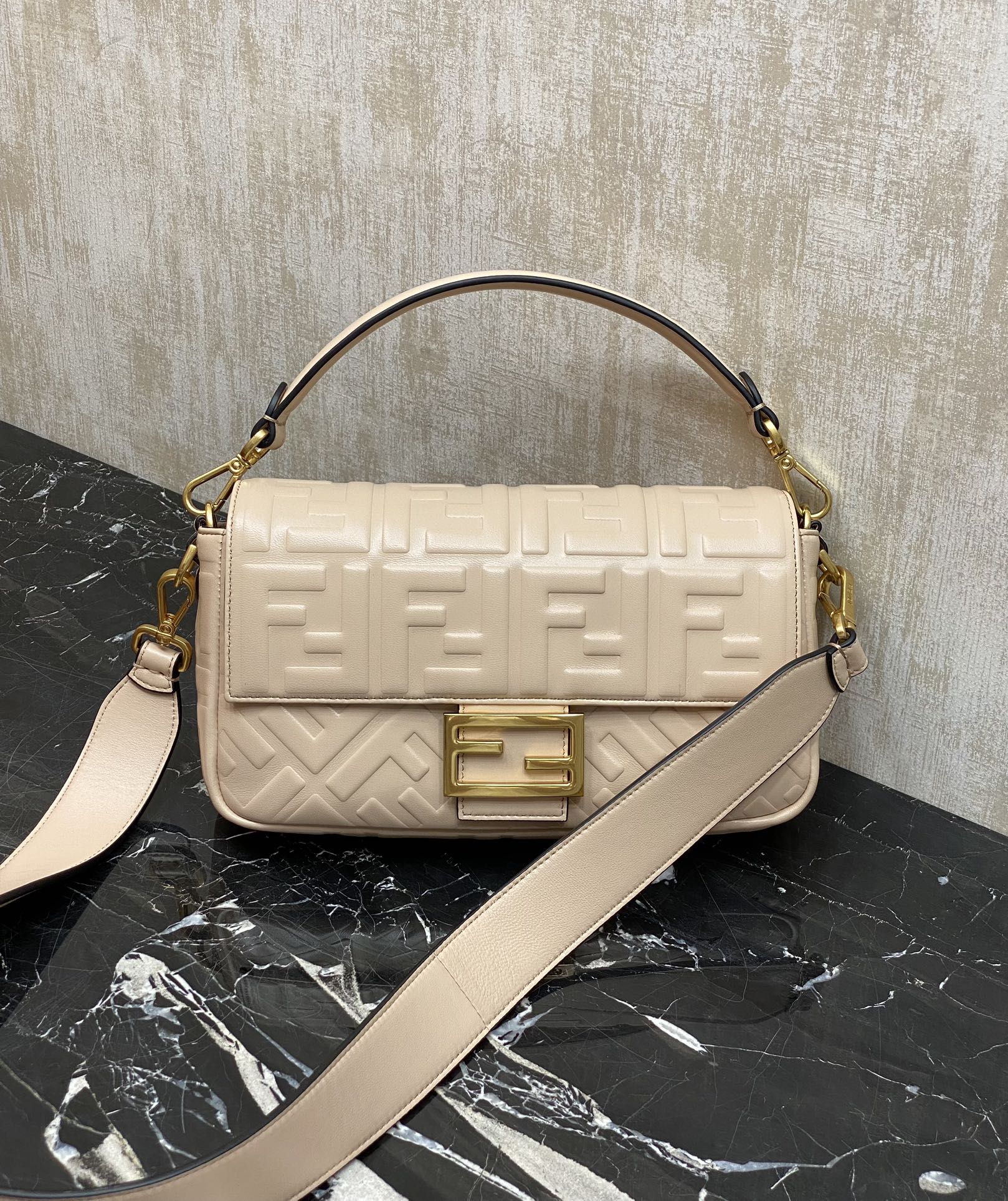 펜디 바게트®  FF  백 26cm