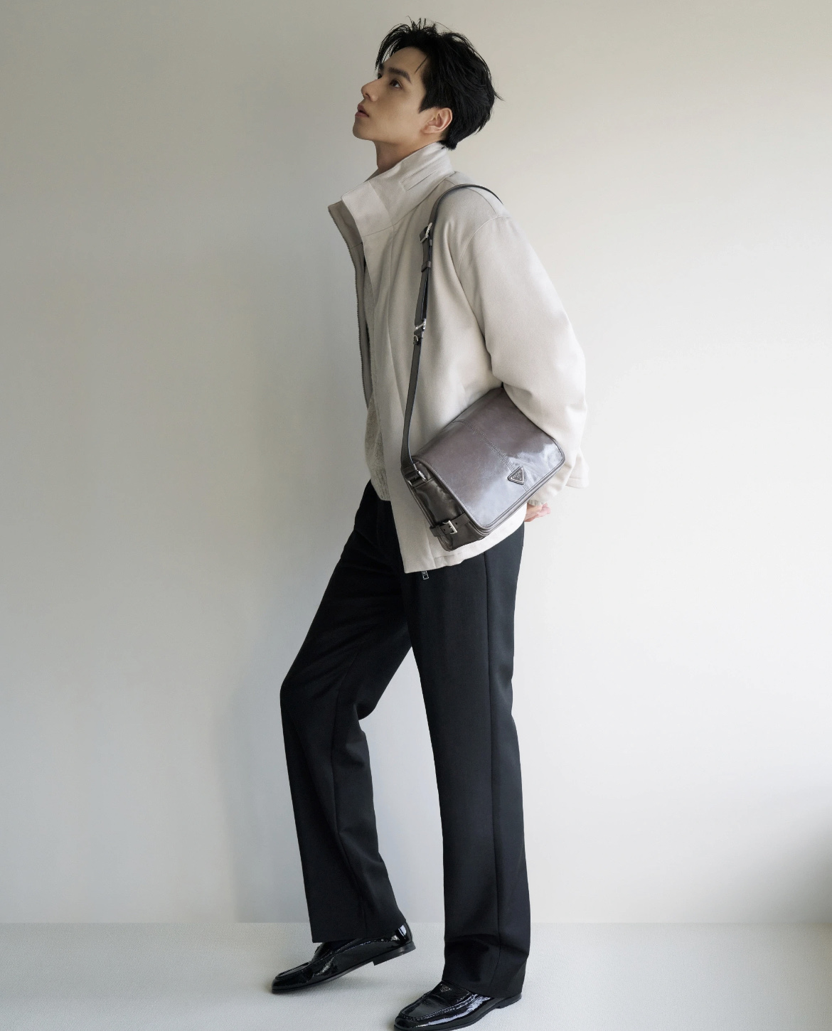 프라다 삼각 로고 크로스바디 백 2VD073  30*20*11cm