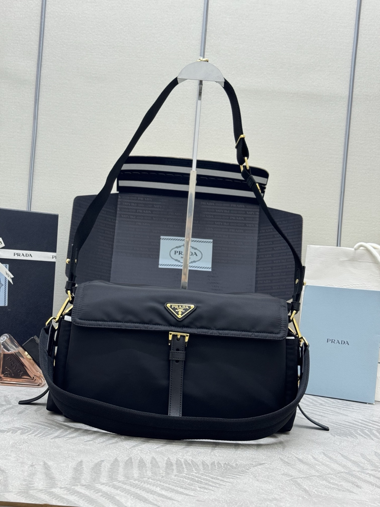 프라다 25FW 익스플로어 라지 리나일론 숄더백  1BD391 37.5*19*12cm