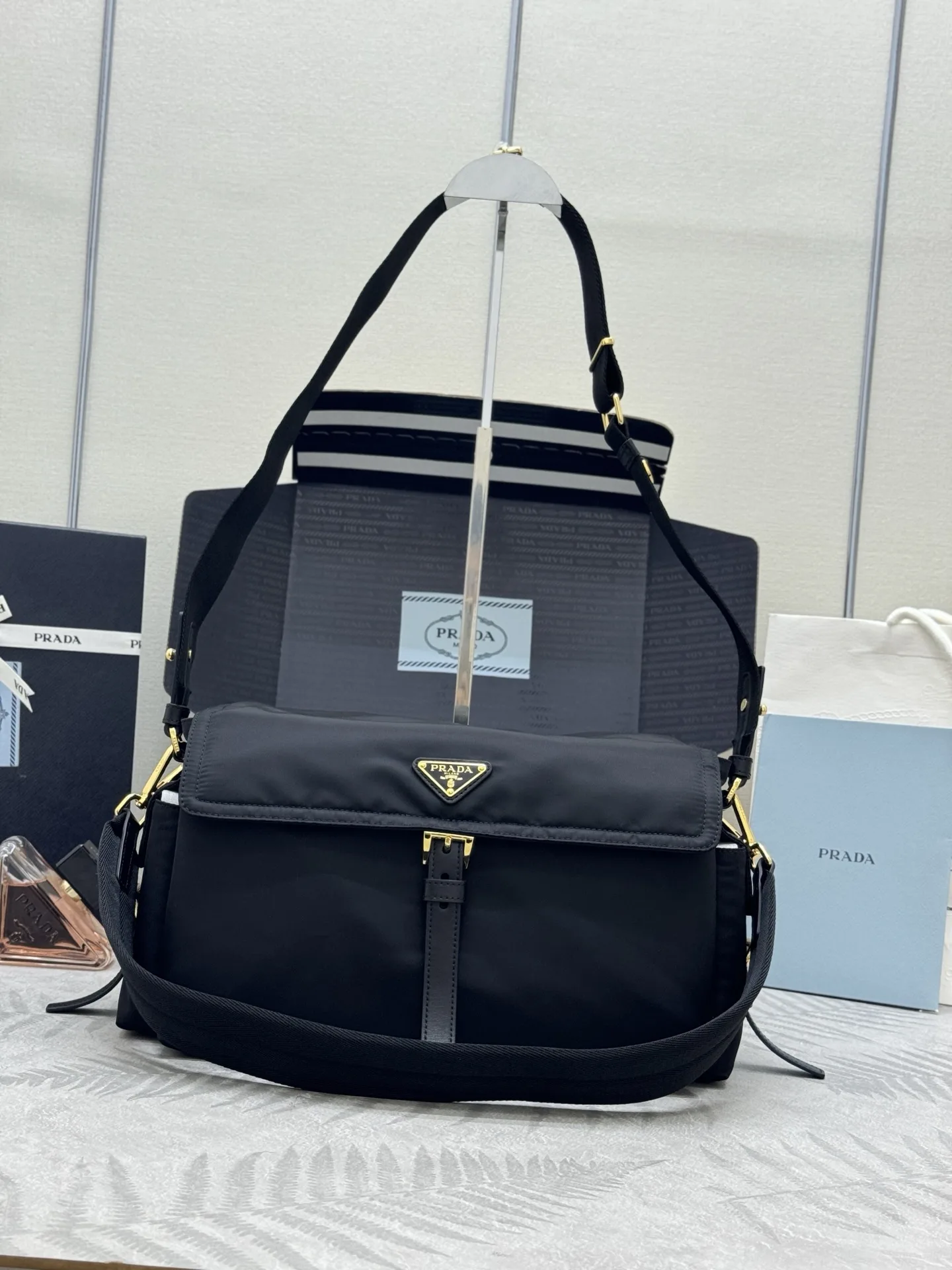 프라다 25FW 익스플로어 라지 리나일론 숄더백  1BD391 37.5*19*12cm