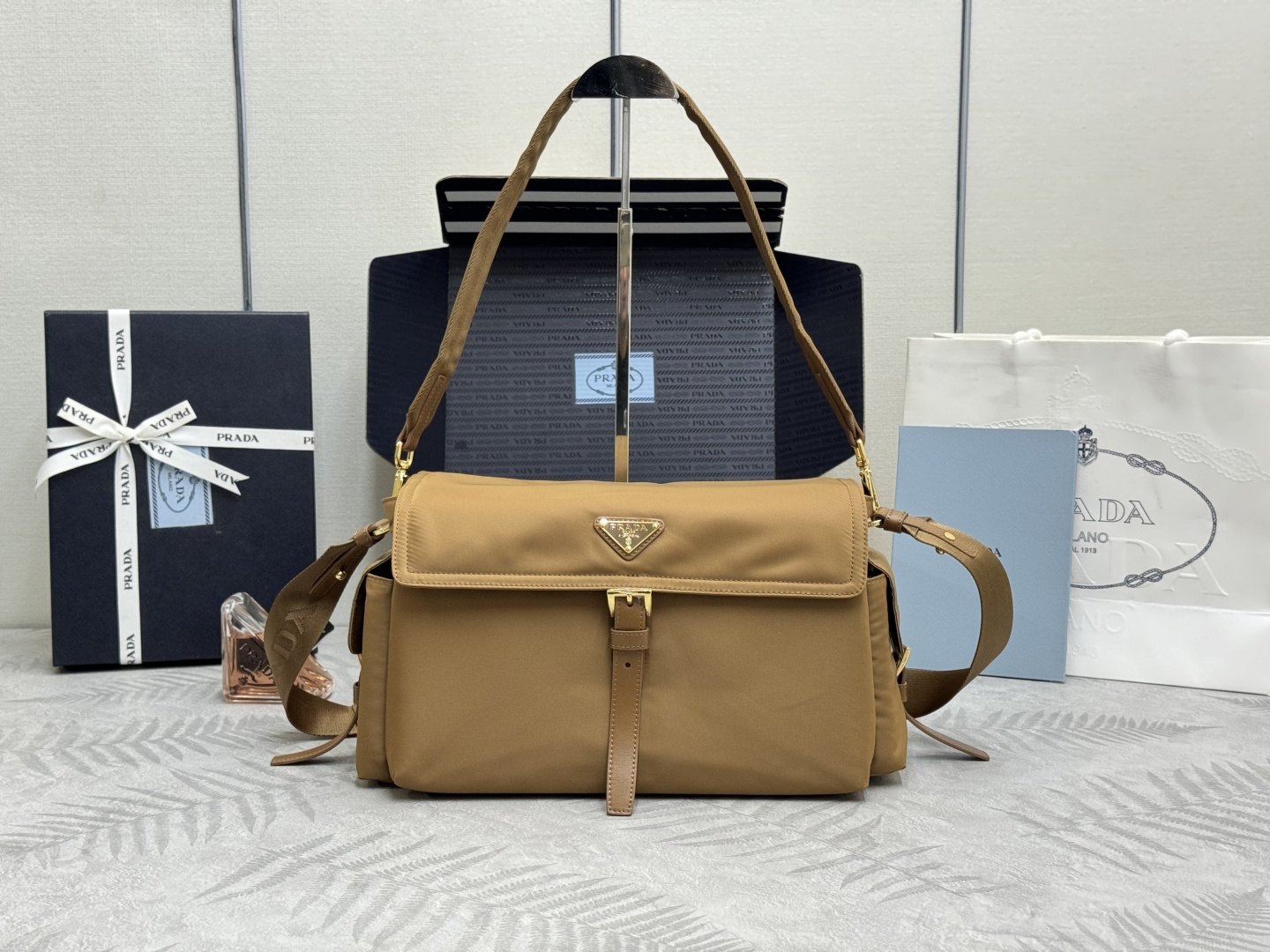 프라다 25FW 익스플로어 라지 리나일론 숄더백  1BD391 37.5*19*12cm