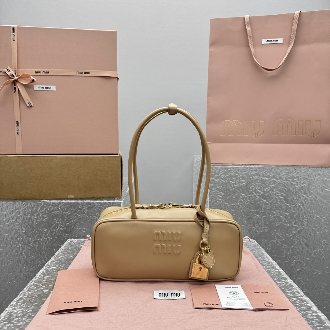 미우 미우 레더 보 백     28x 11.5x  8cm