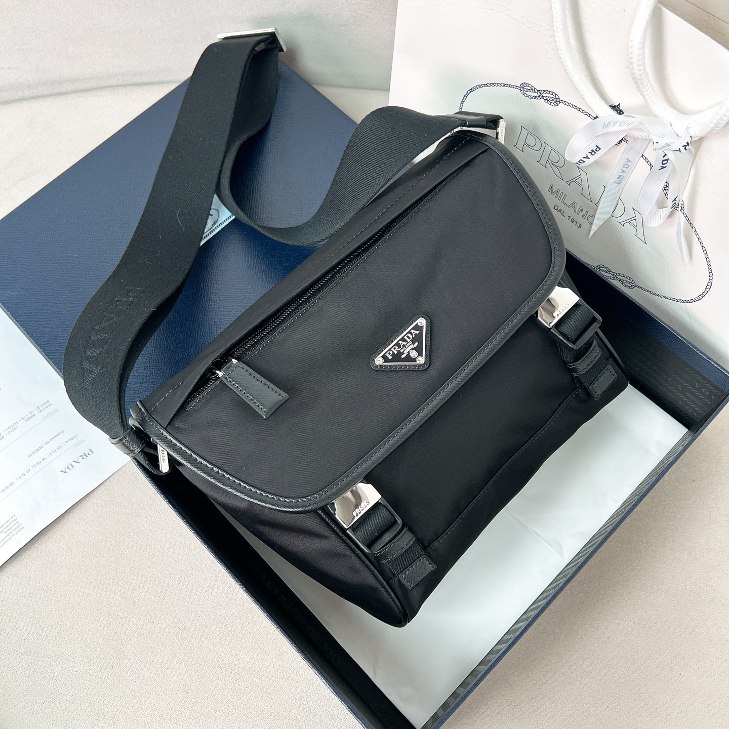 프라다 스몰 메신저백 나일론 소재｜크로스바디 2VD066 20X19X10cm