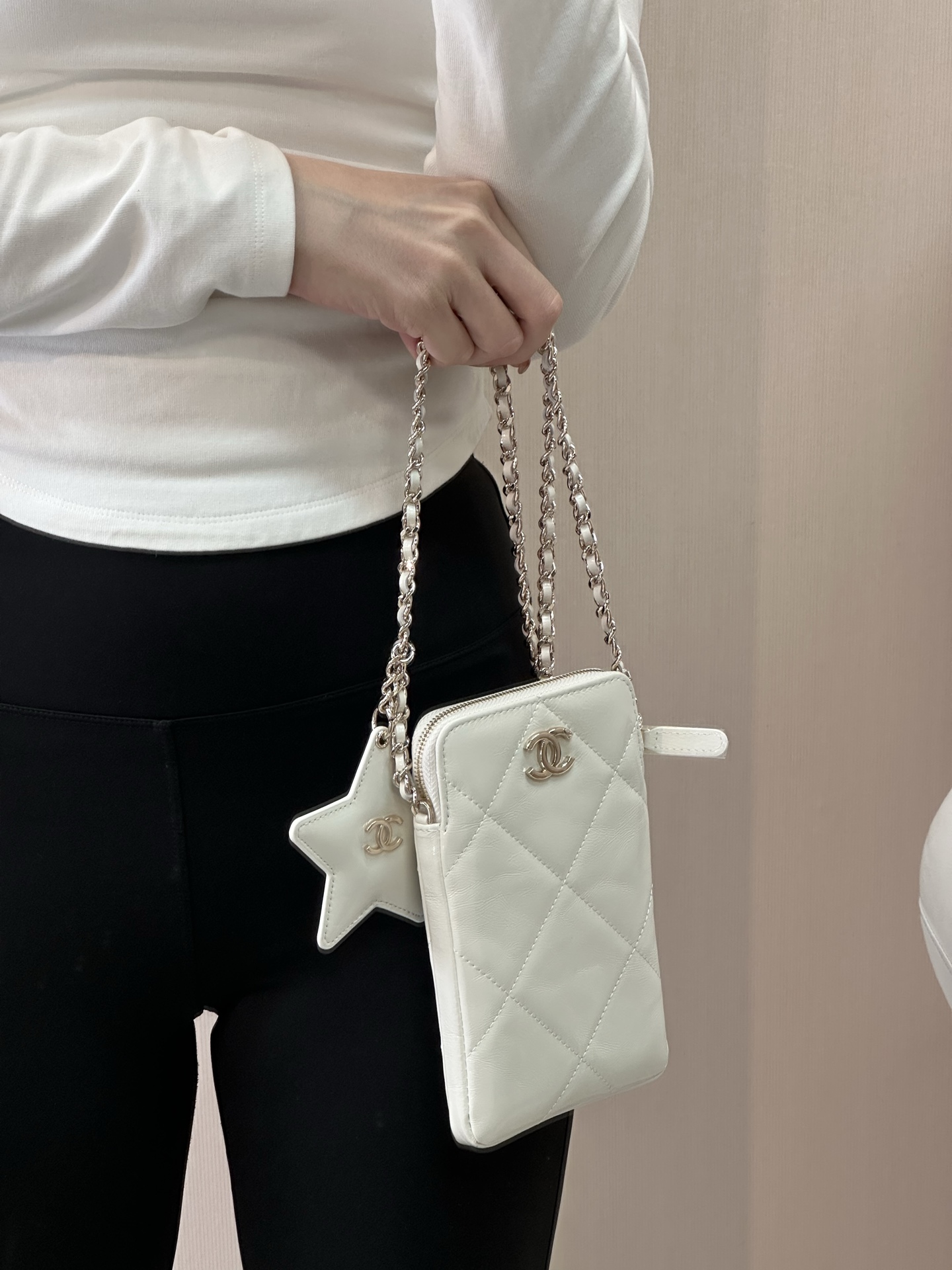 샤* 25ss 폰 홀더백 AP4777