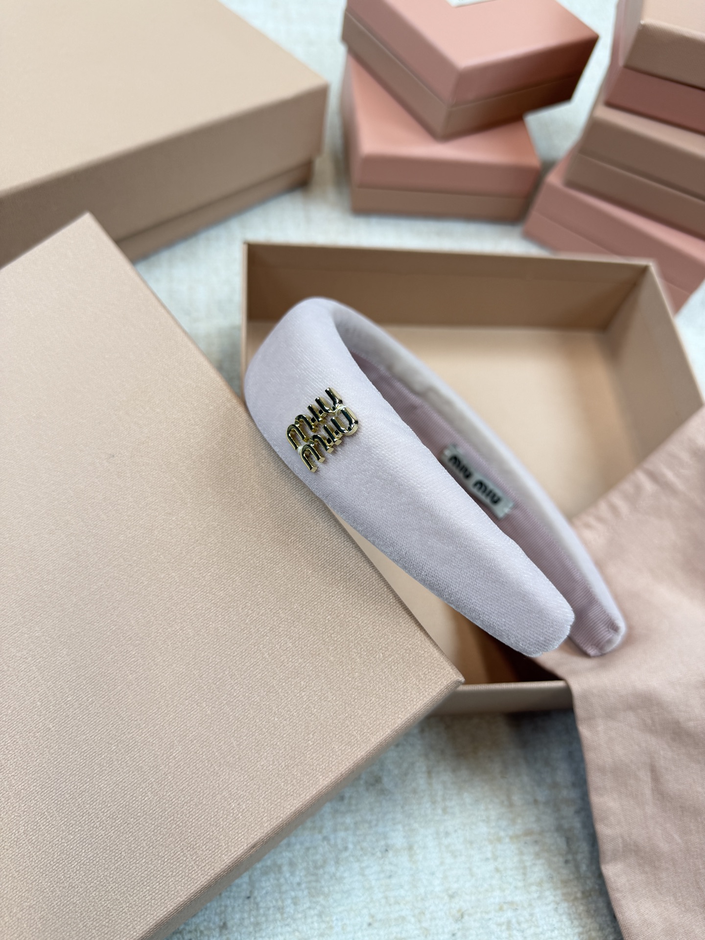 미우미우  벨벳 로고 볼륨 헤어밴드