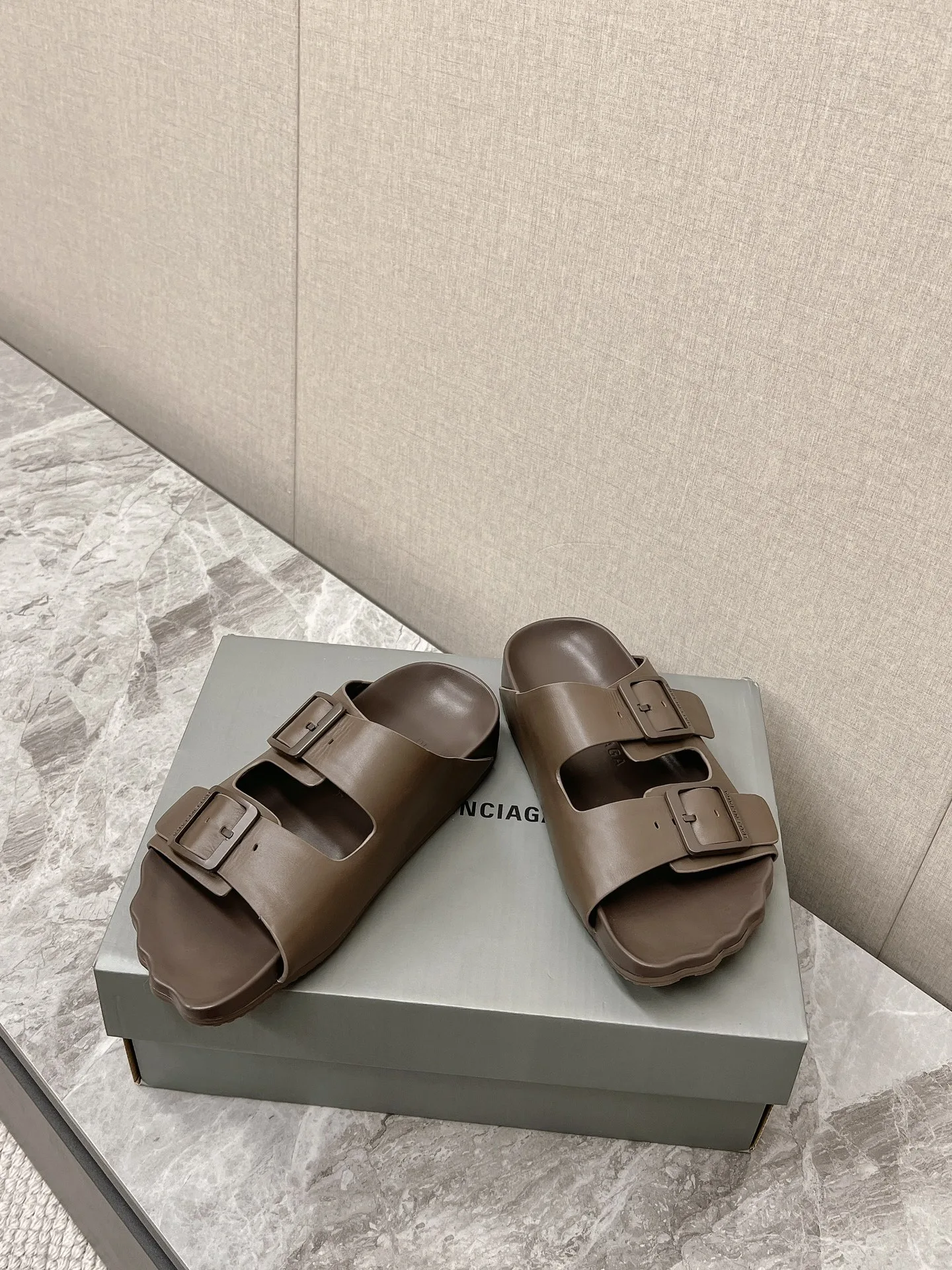 발렌시아가 선데이 샌들