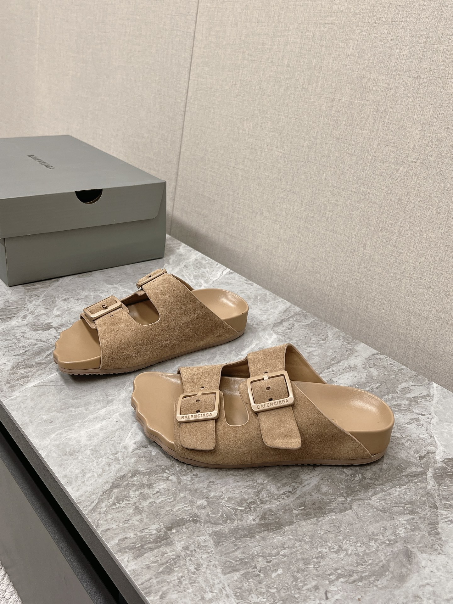 발렌시아가 선데이 샌들