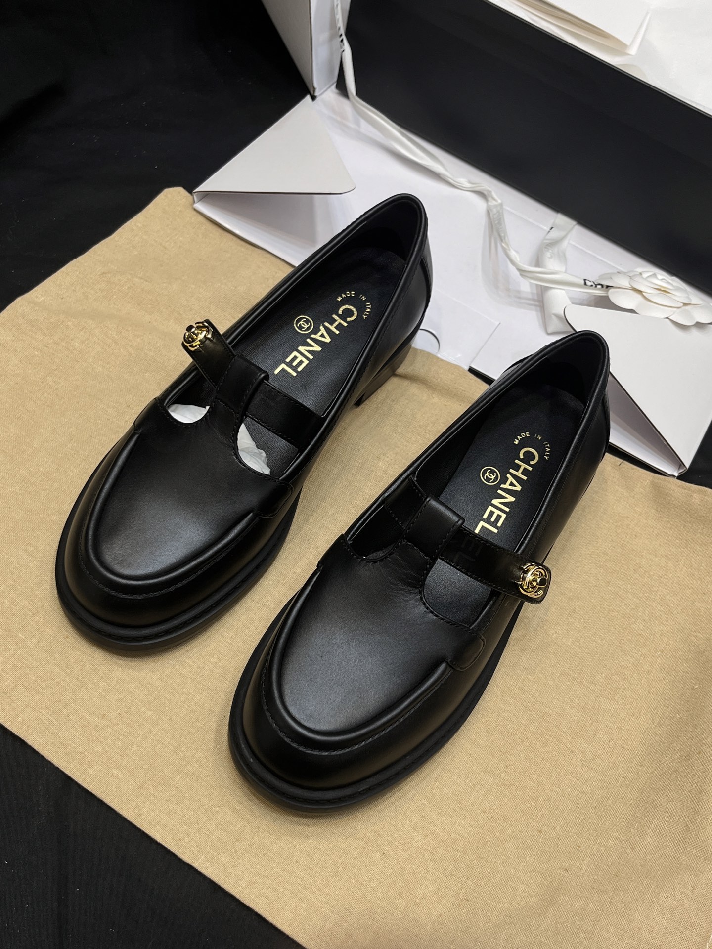 샤* 카프스킨 T 스트랩 턴락 금장 CC 로고 로퍼