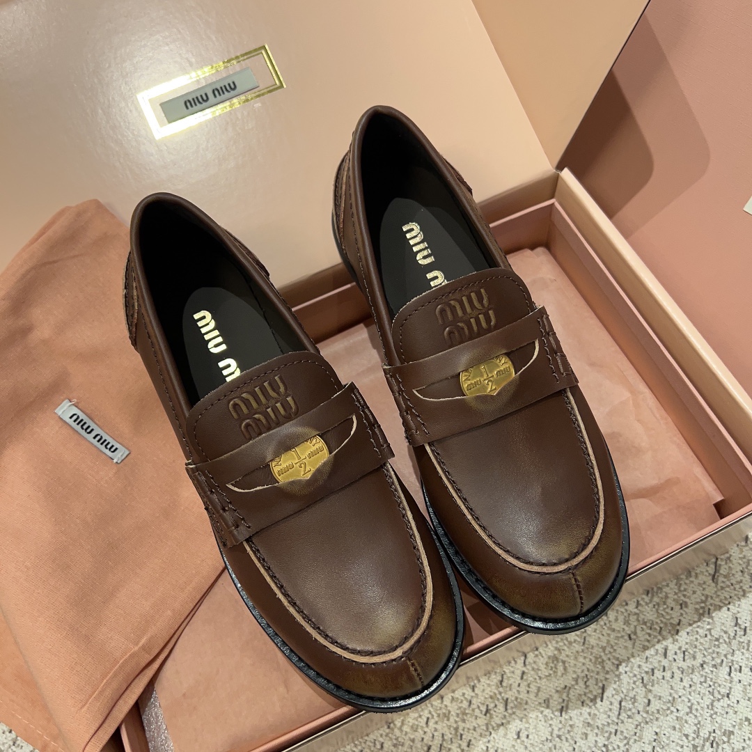 미우미우 로고 플랫 로퍼 5D773DF020