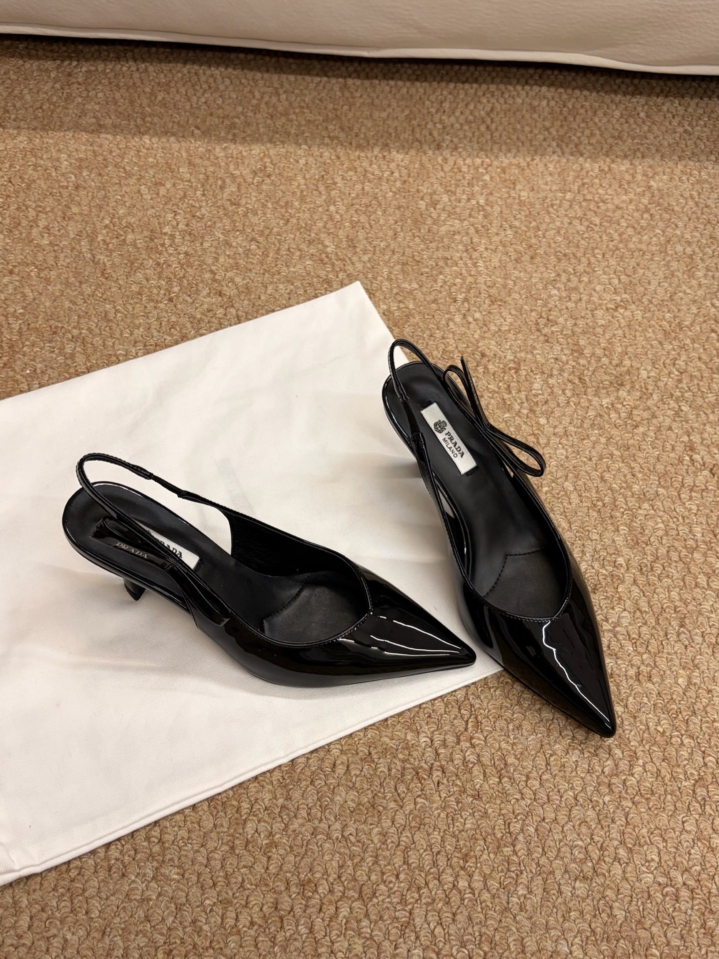 프라다 26WF 신상 슬링 백