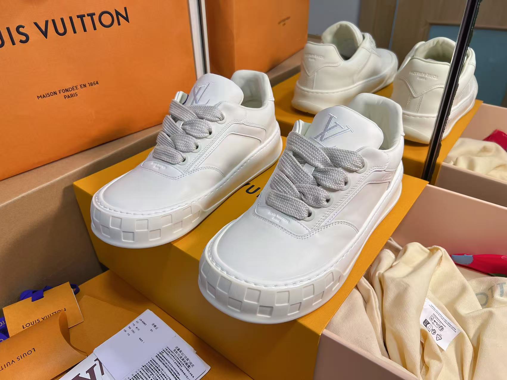 루이비통 LV 틸티드 스니커즈