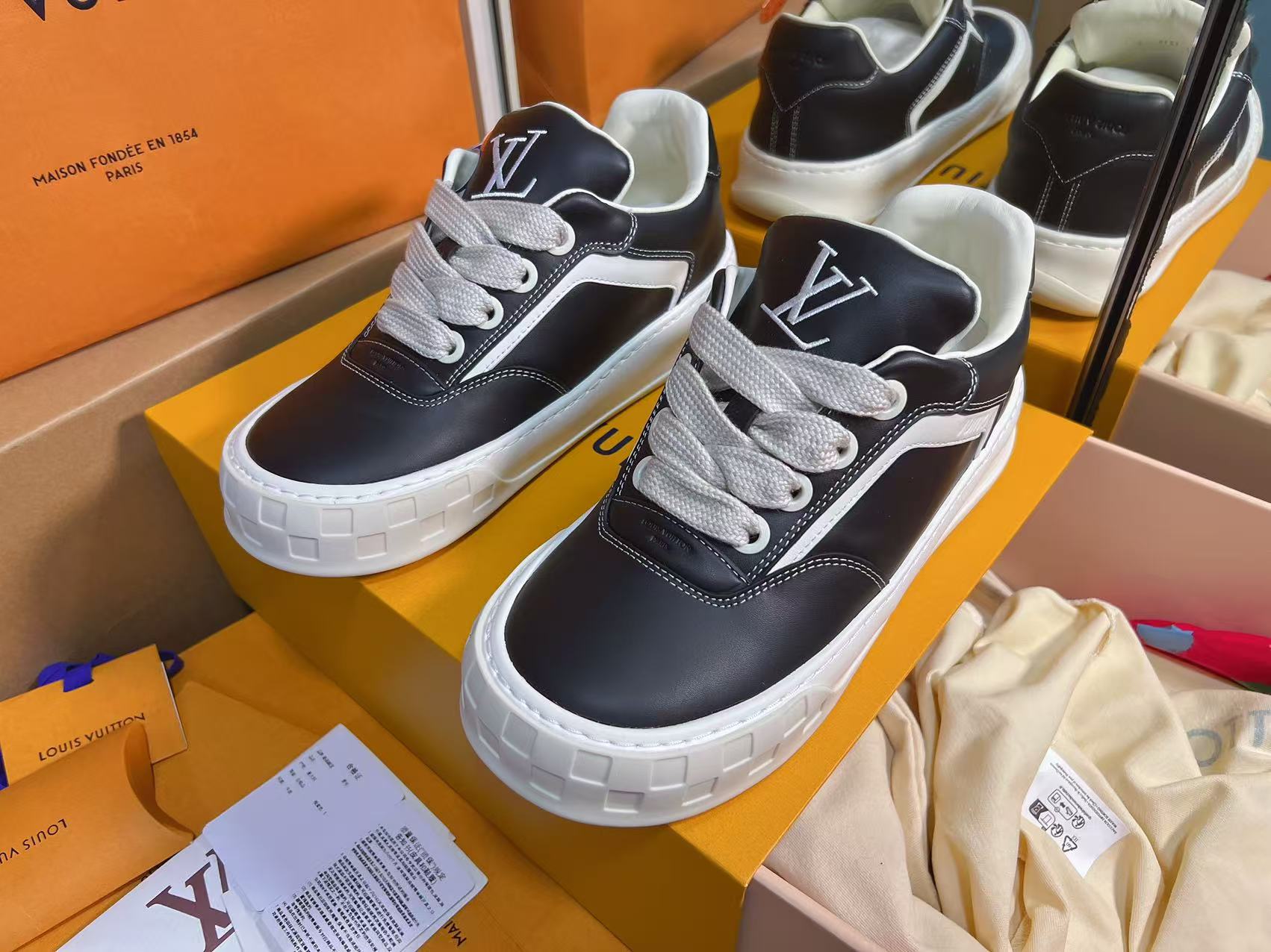 루이비통 LV 틸티드 스니커즈