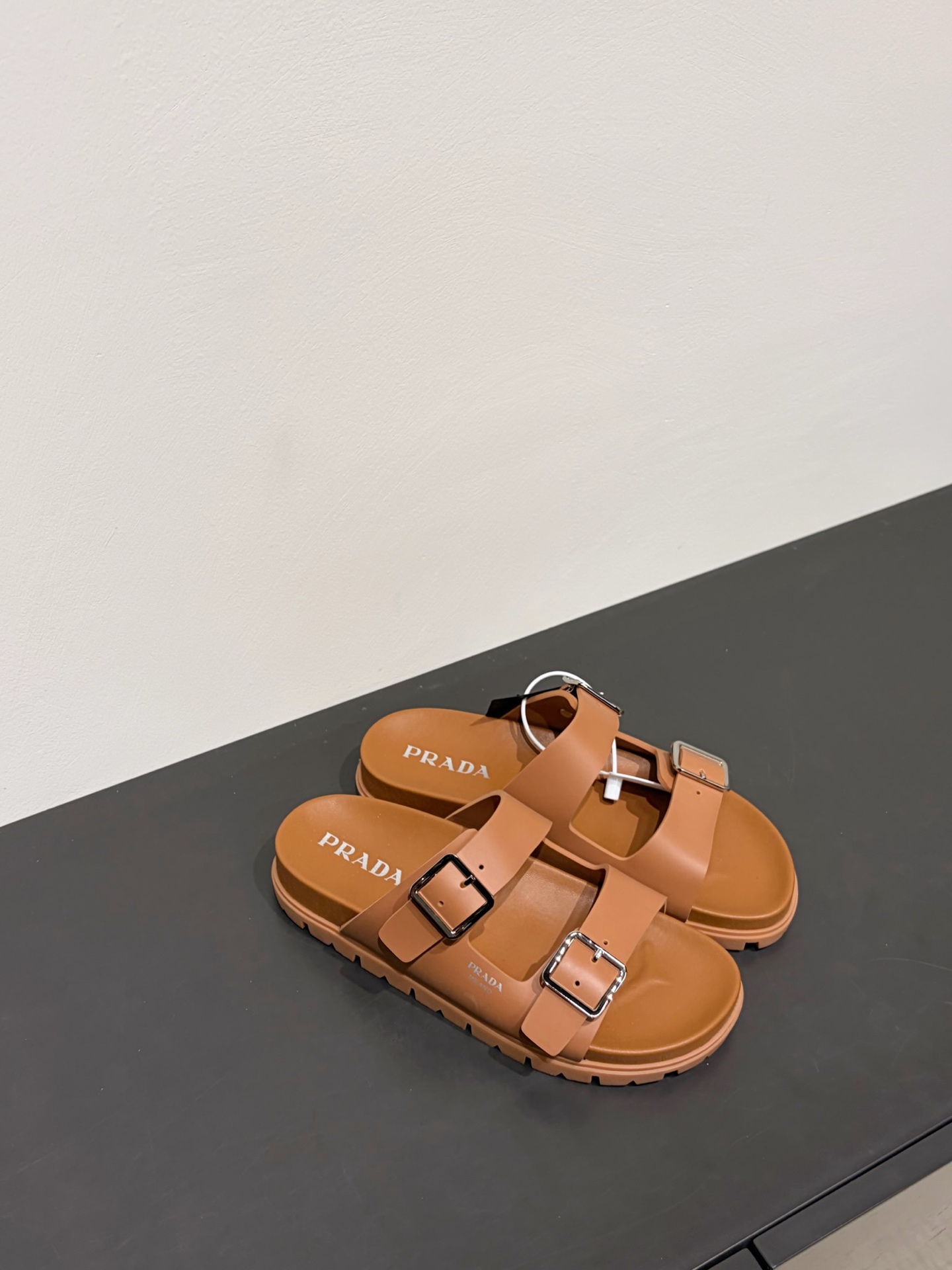프라다 신상 더블 스트랩 샌들