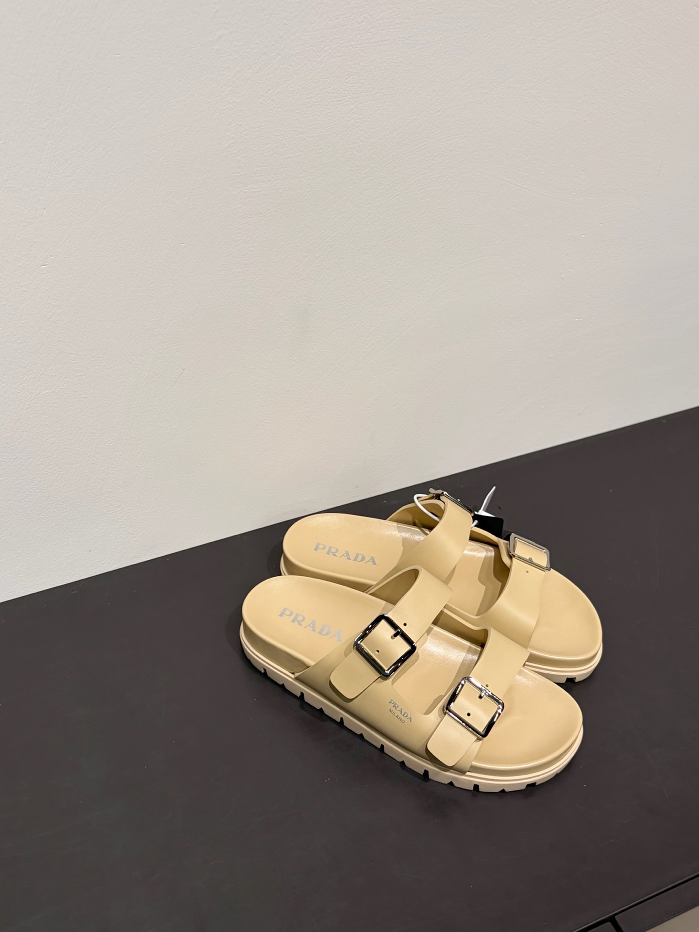 프라다 신상 더블 스트랩 샌들