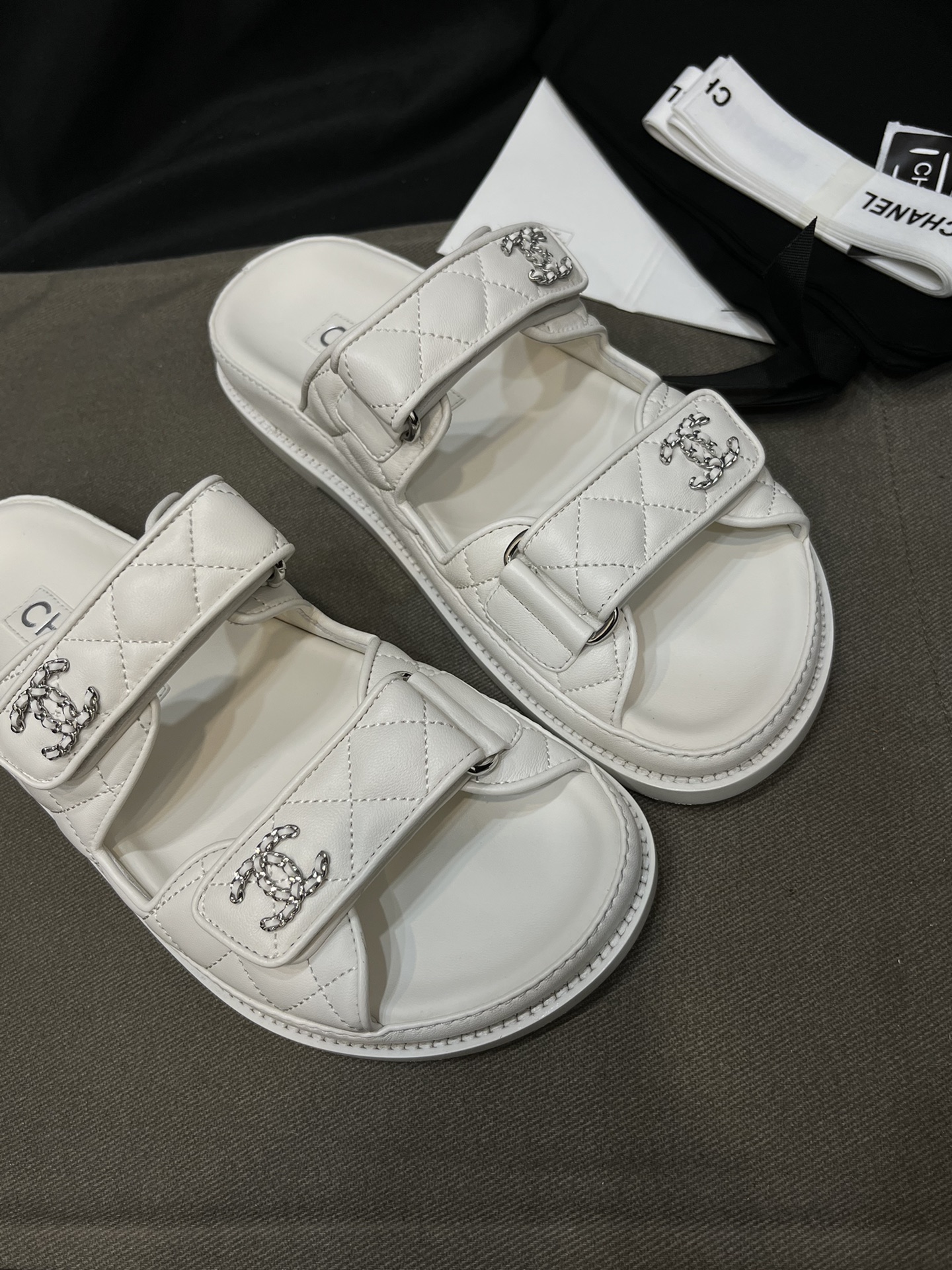 25년 샤* CC로고 슬리퍼