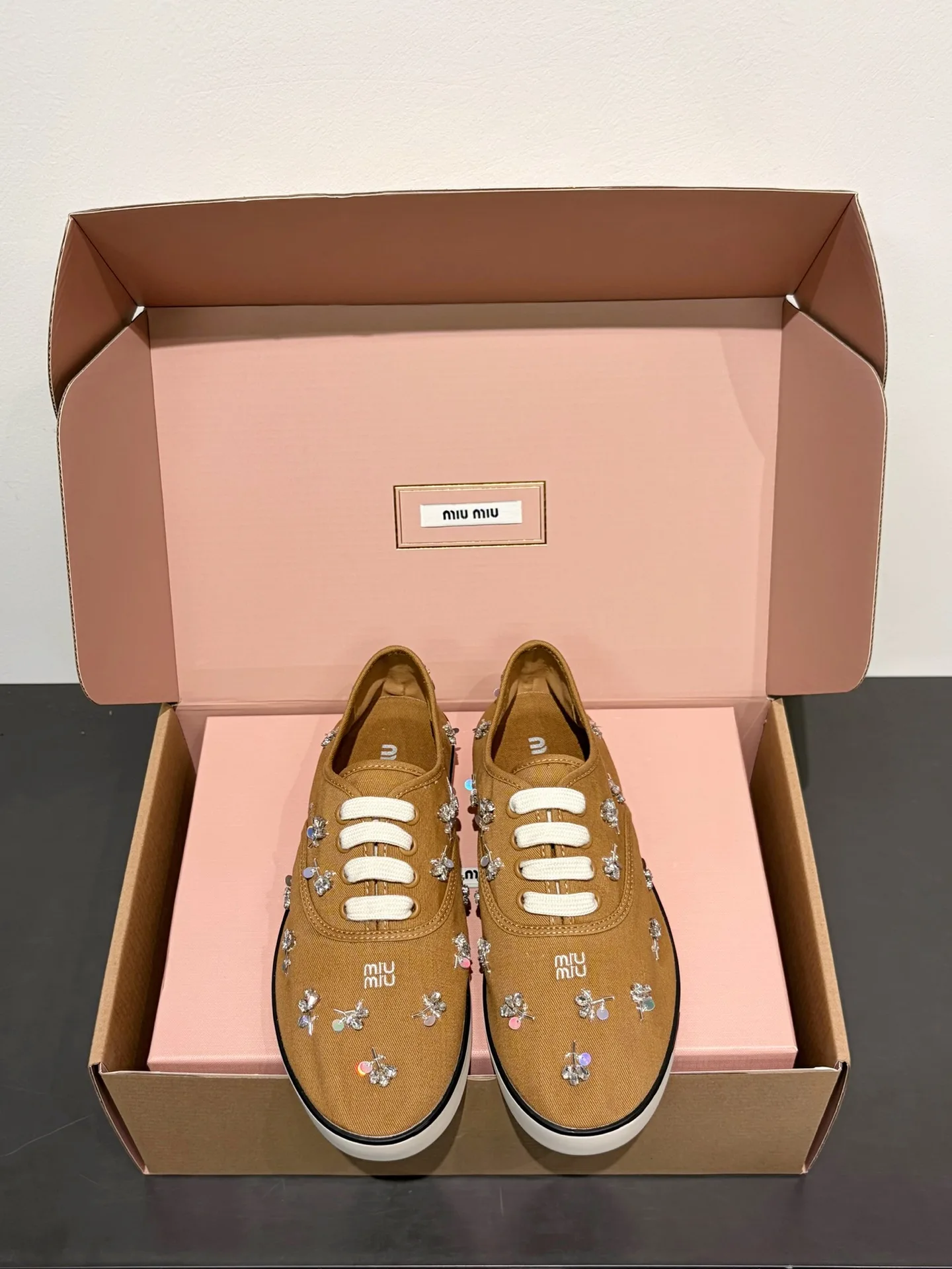 미우미우 Crystal Embellished Low Top Canvas  스니커즈