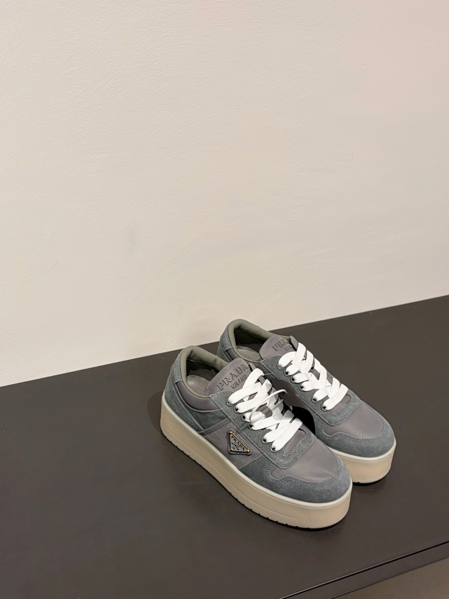 프라다 더블 휠 리나일론 개버딘 스니커즈